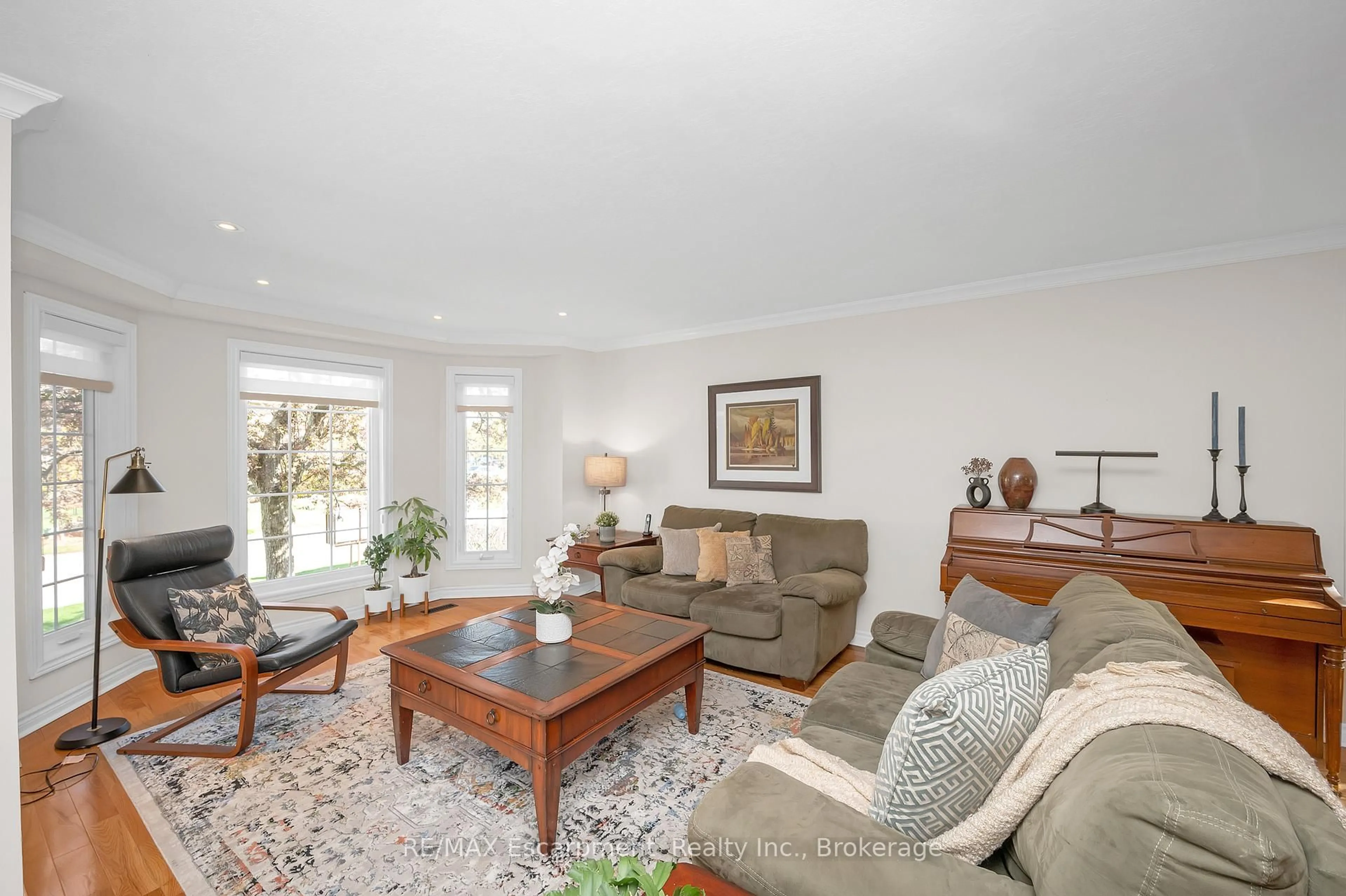 Living room with furniture, unknown for 22 Waterford Cres, Hamilton Ontario L8E 4Z9