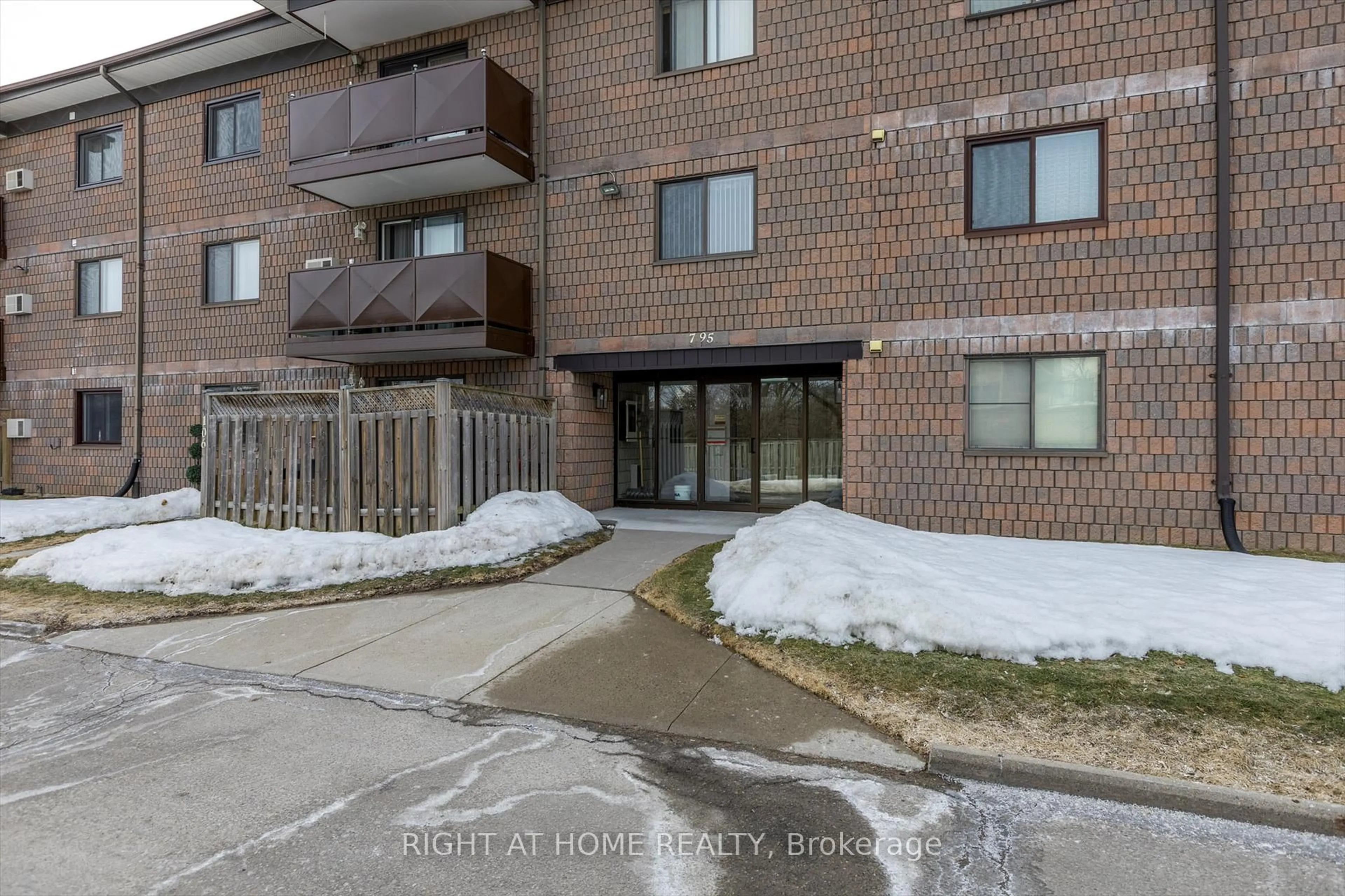 Unknown for 795 Sherbrooke St #208, Peterborough West Ontario K9J 2R2