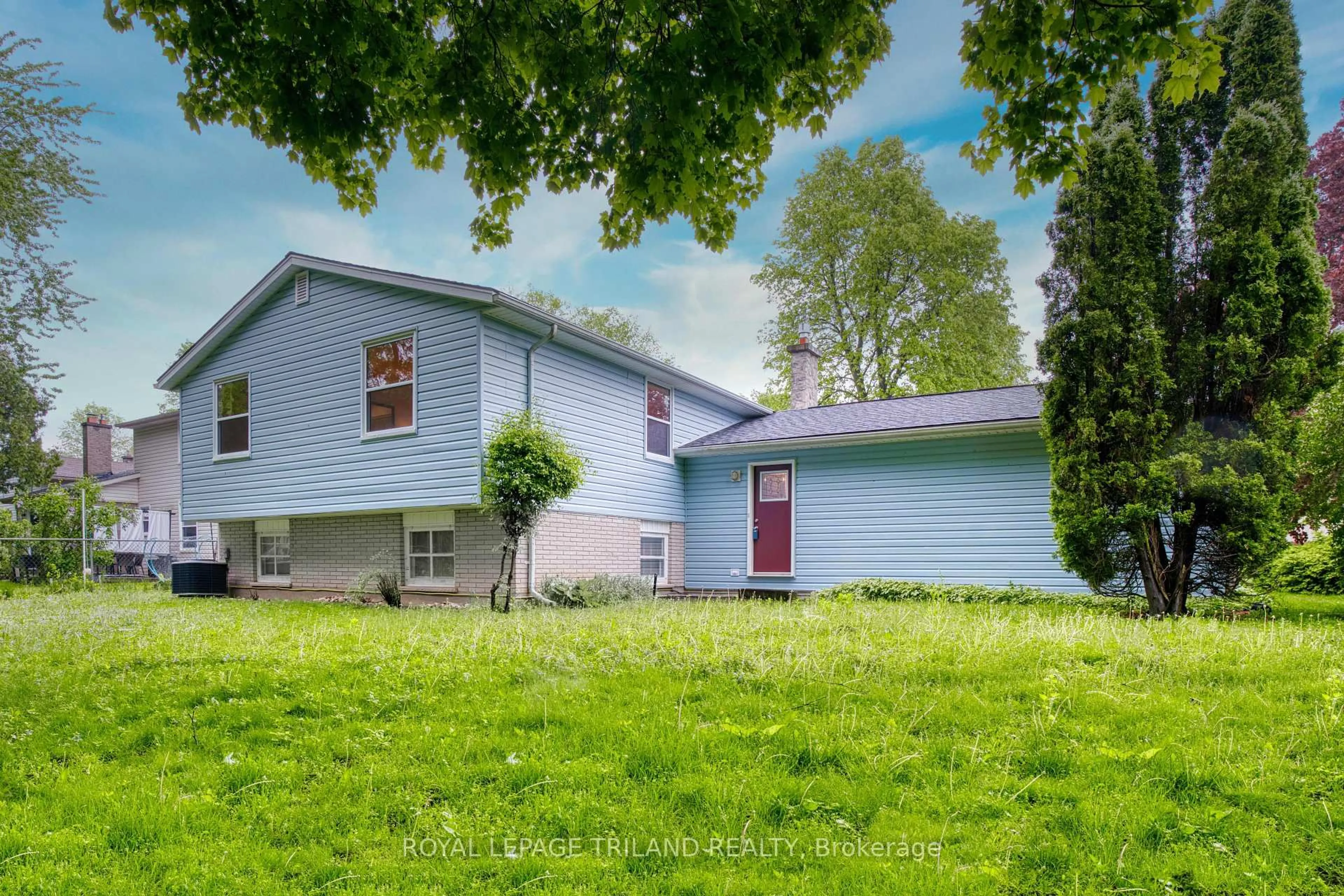 Home with vinyl exterior material, street for 592 Village Green Ave, London South Ontario N6K 1G5