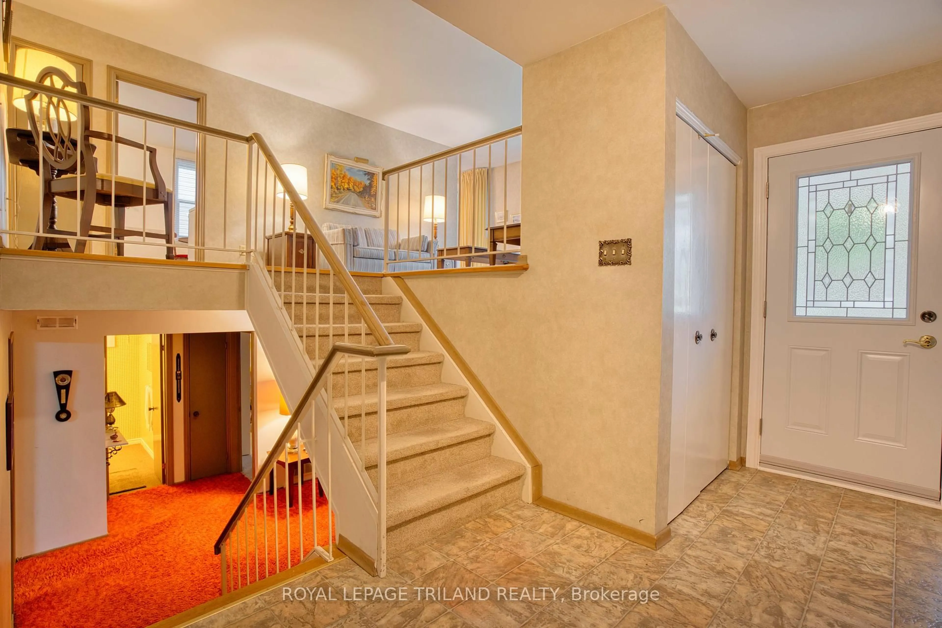 Indoor foyer for 592 Village Green Ave, London South Ontario N6K 1G5