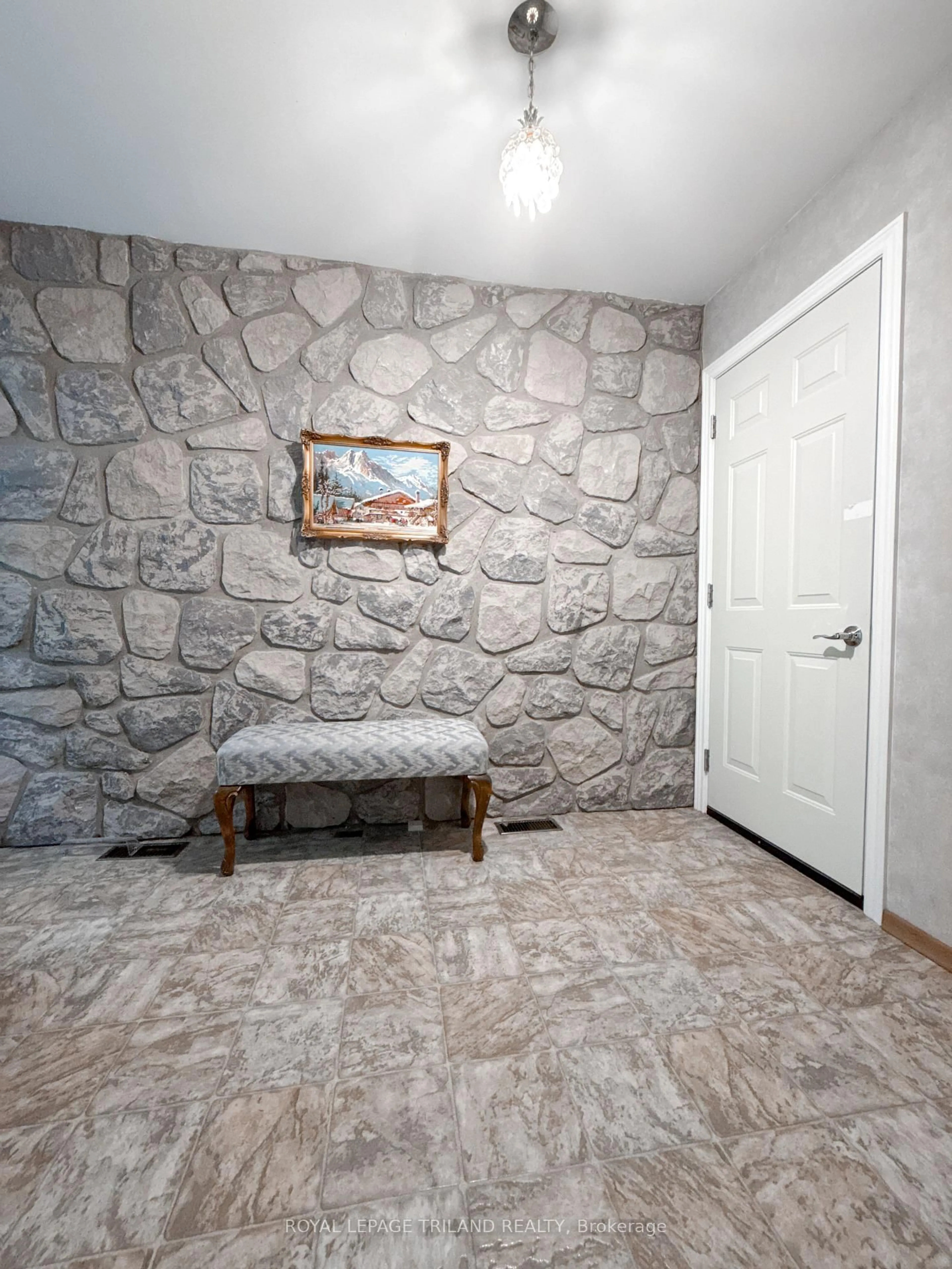 Indoor entryway for 592 Village Green Ave, London South Ontario N6K 1G5