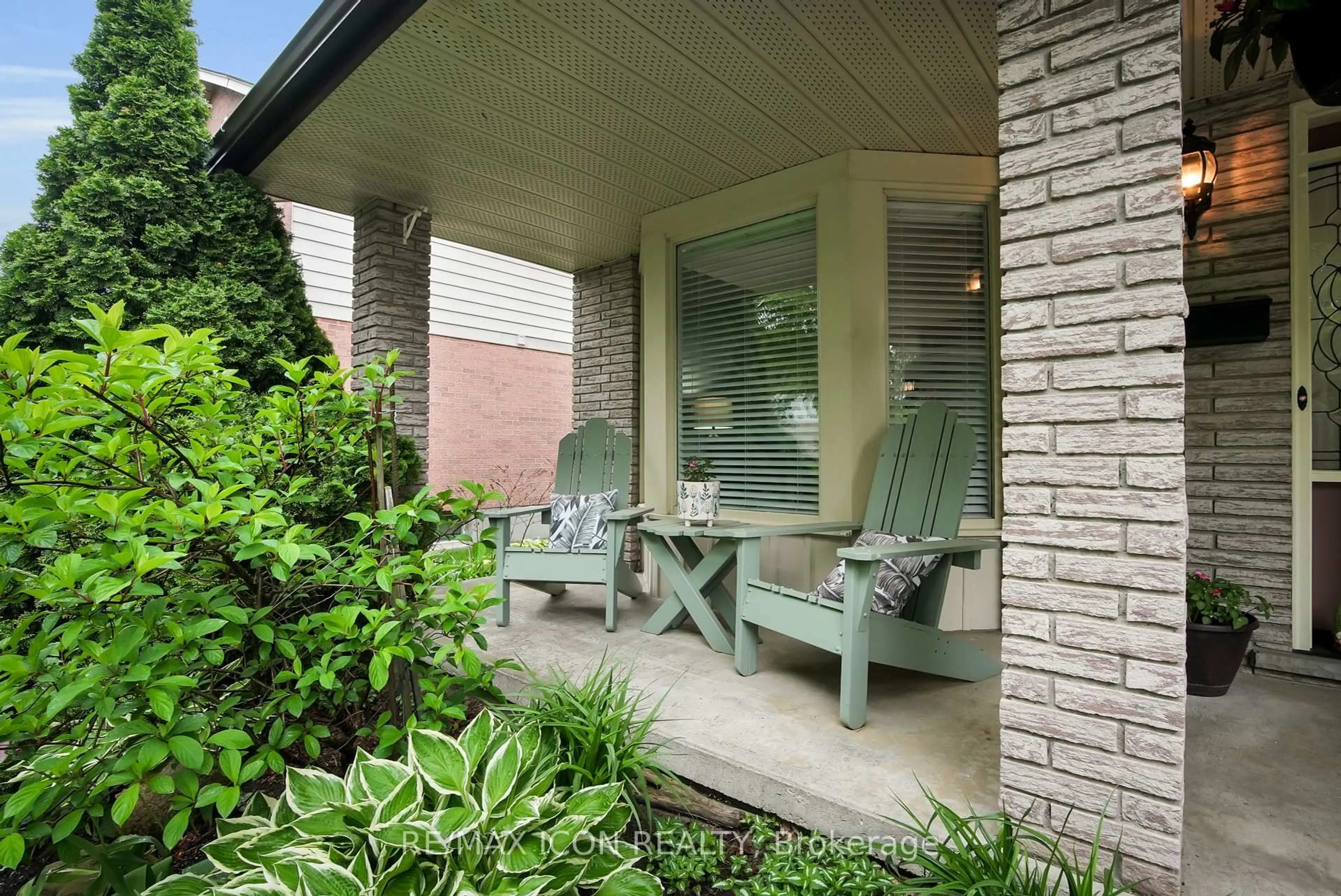 Patio, street for 45 Whisperwood Cres, London South Ontario N6K 3Y9