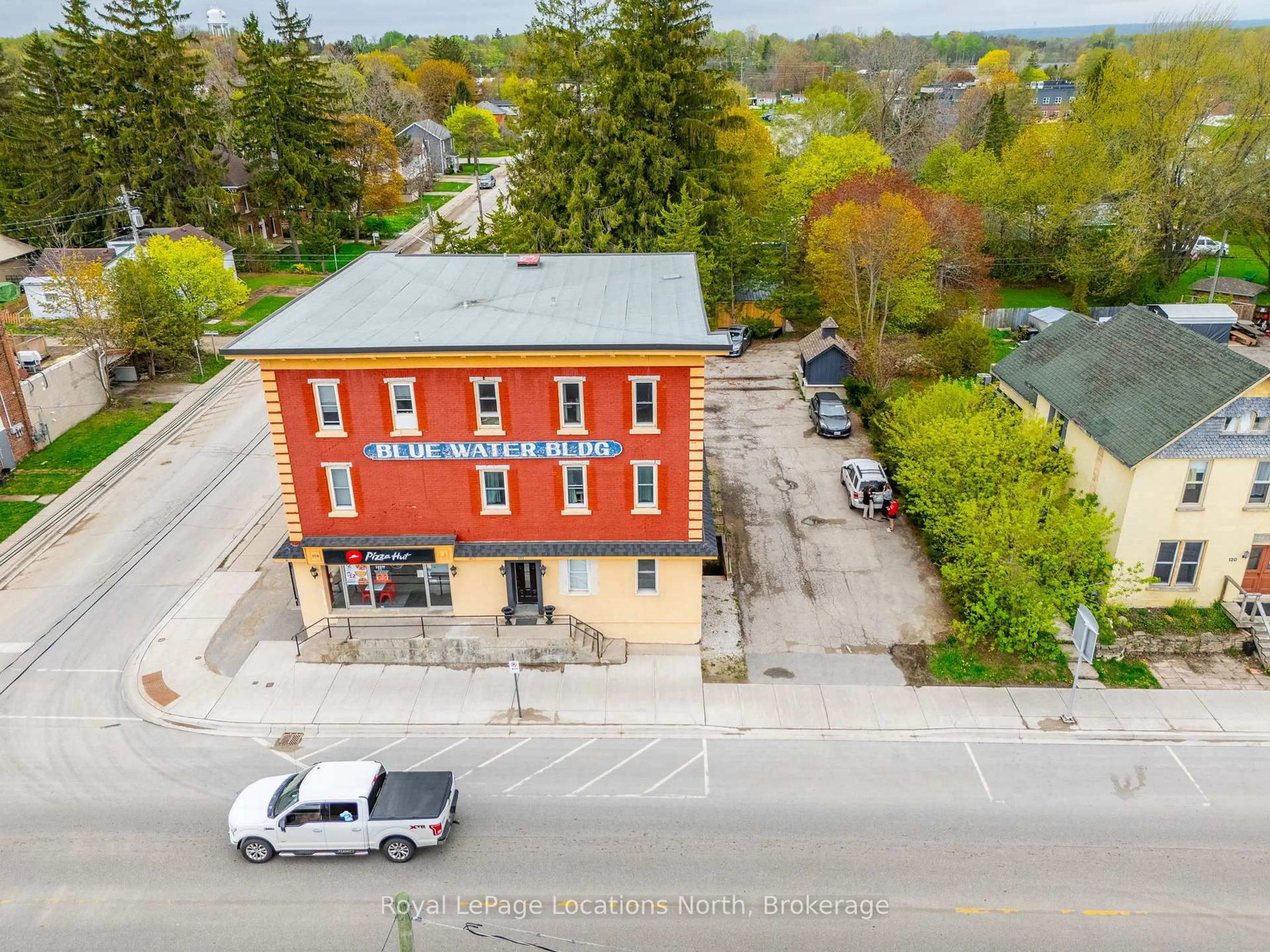 A pic from outside/outdoor area/front of a property/back of a property/a pic from drone, building for 110 Sykes St #301, Meaford Ontario N4L 1S6