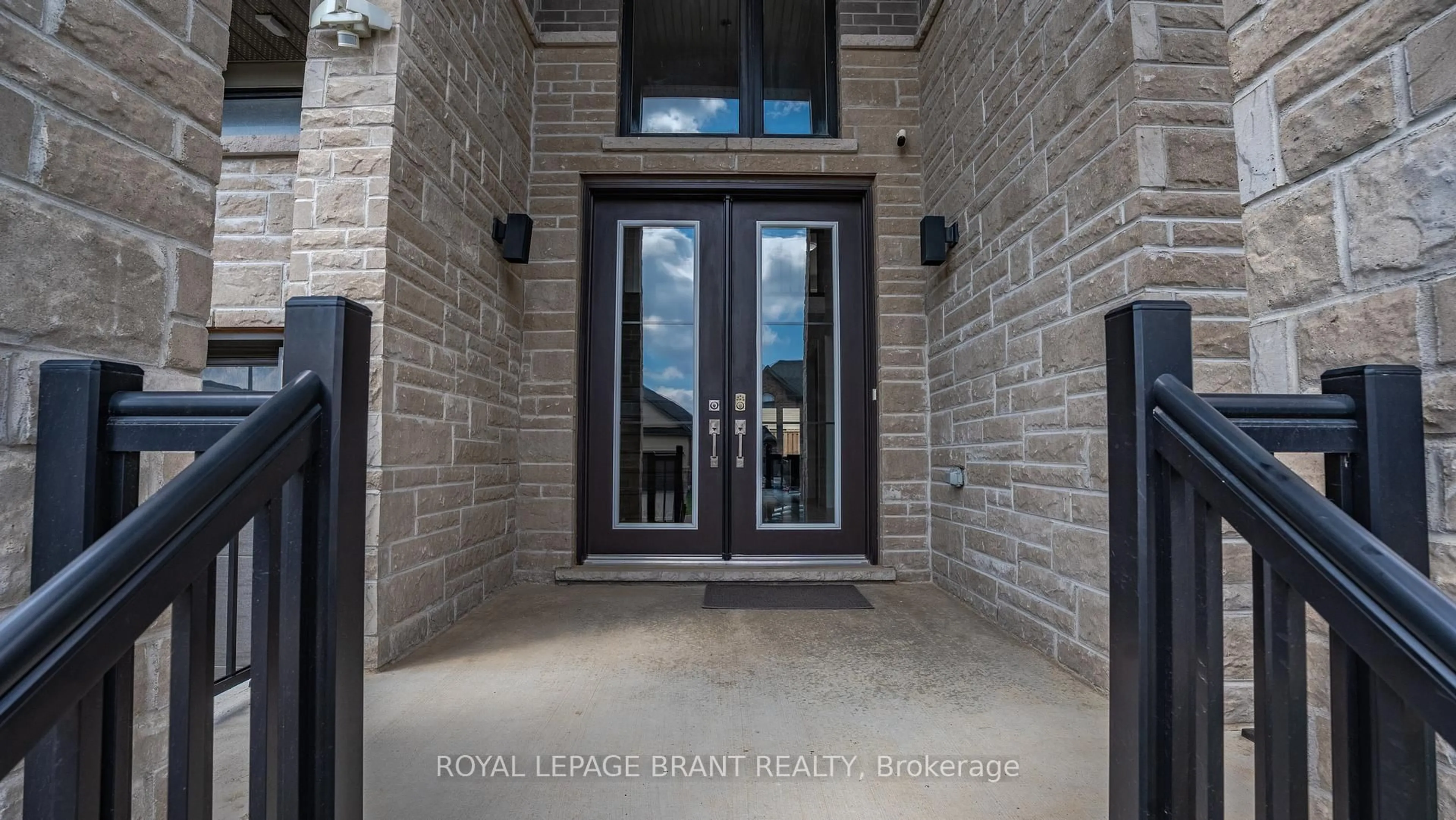 Indoor entryway for 10 Mcgovern Lane, Brant Ontario N3L 0K3