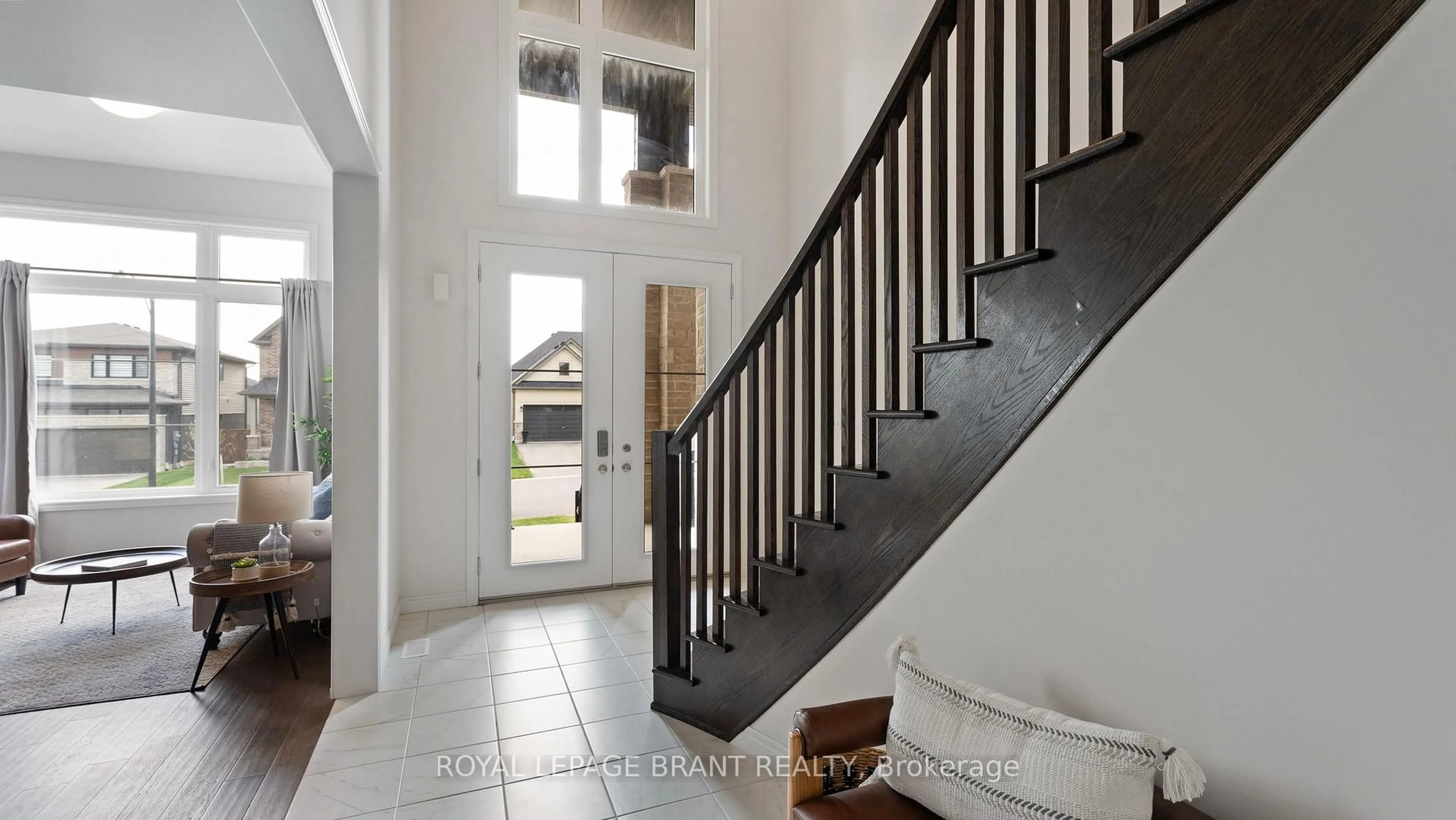 Indoor entryway for 10 Mcgovern Lane, Brant Ontario N3L 0K3