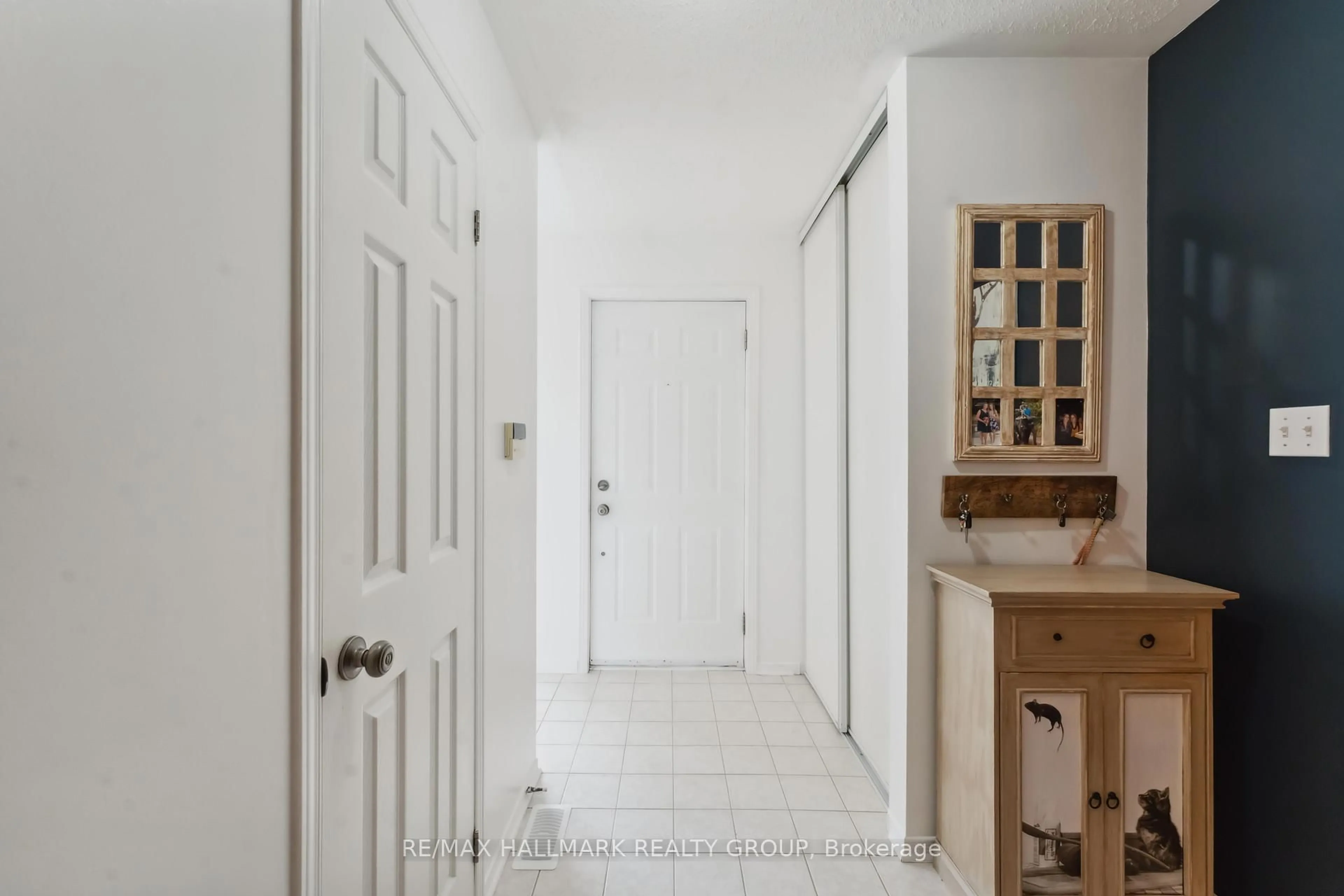 Indoor entryway for 1853 Loranger Crt, Orleans Ontario K1C 7H6