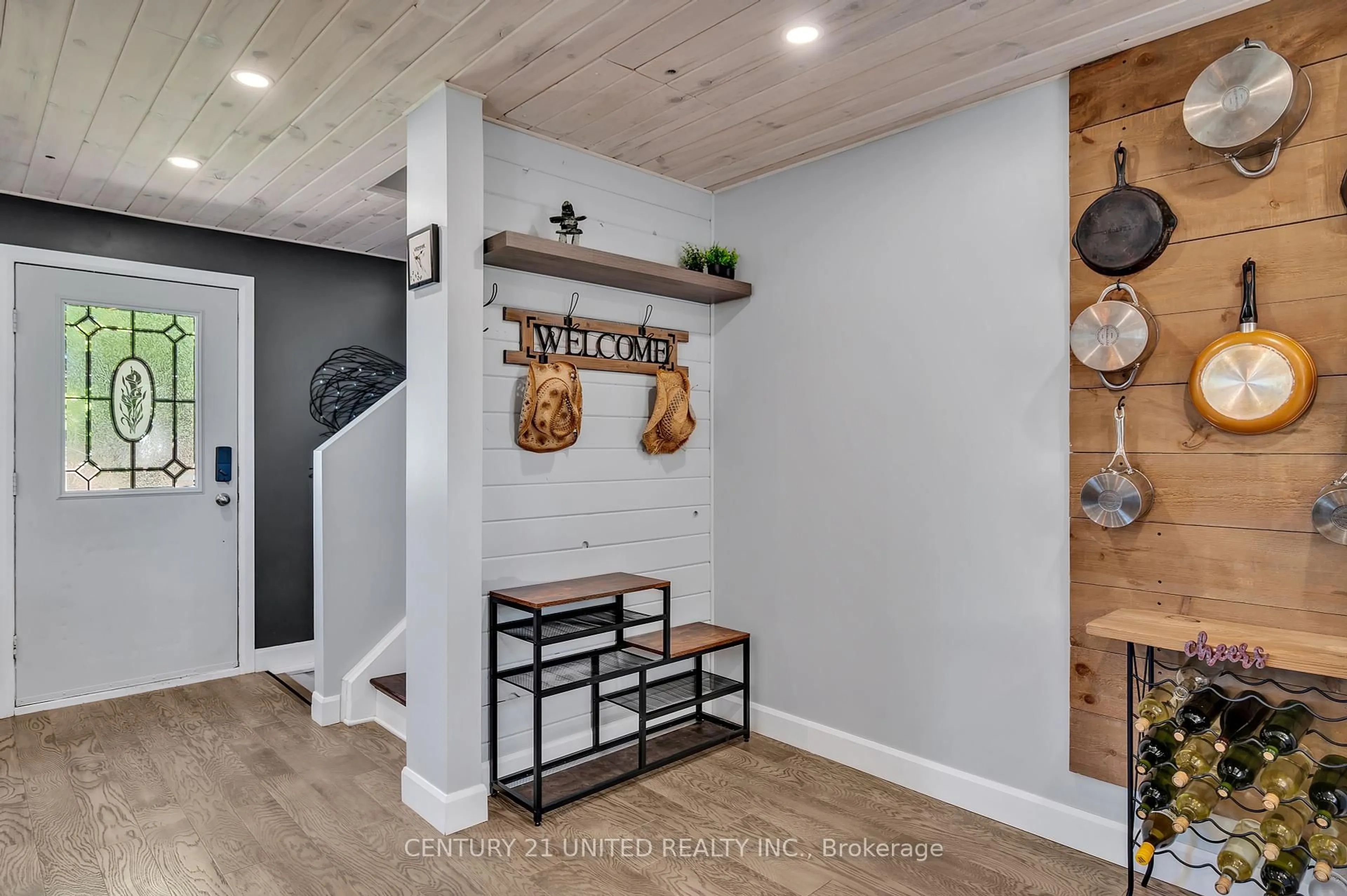 Indoor entryway for 807 Terrace Rd, Peterborough South Ontario K9J 1J4