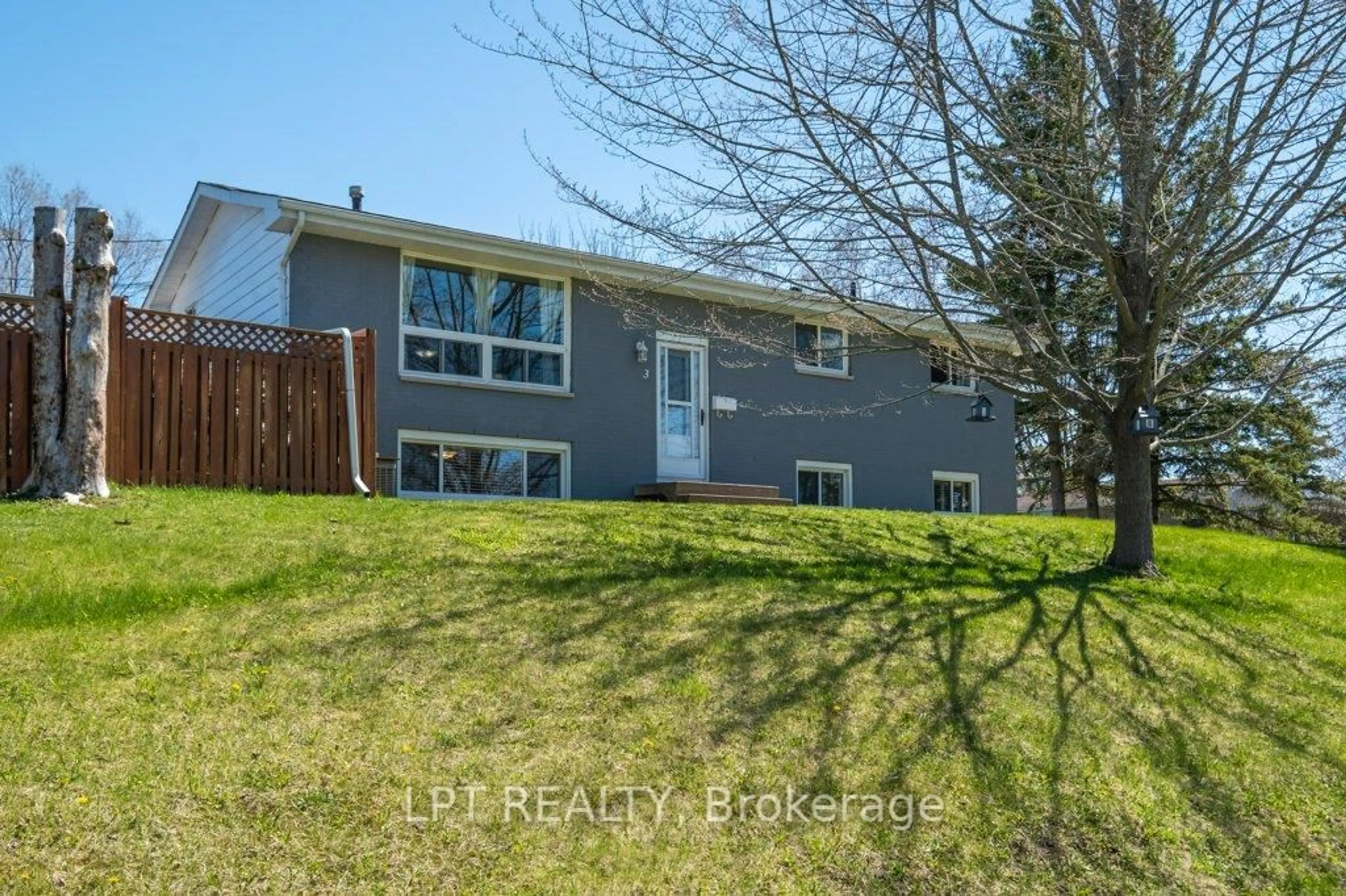 Unknown for 3 Deerfield St, Loyalist Ontario K7N 1P5