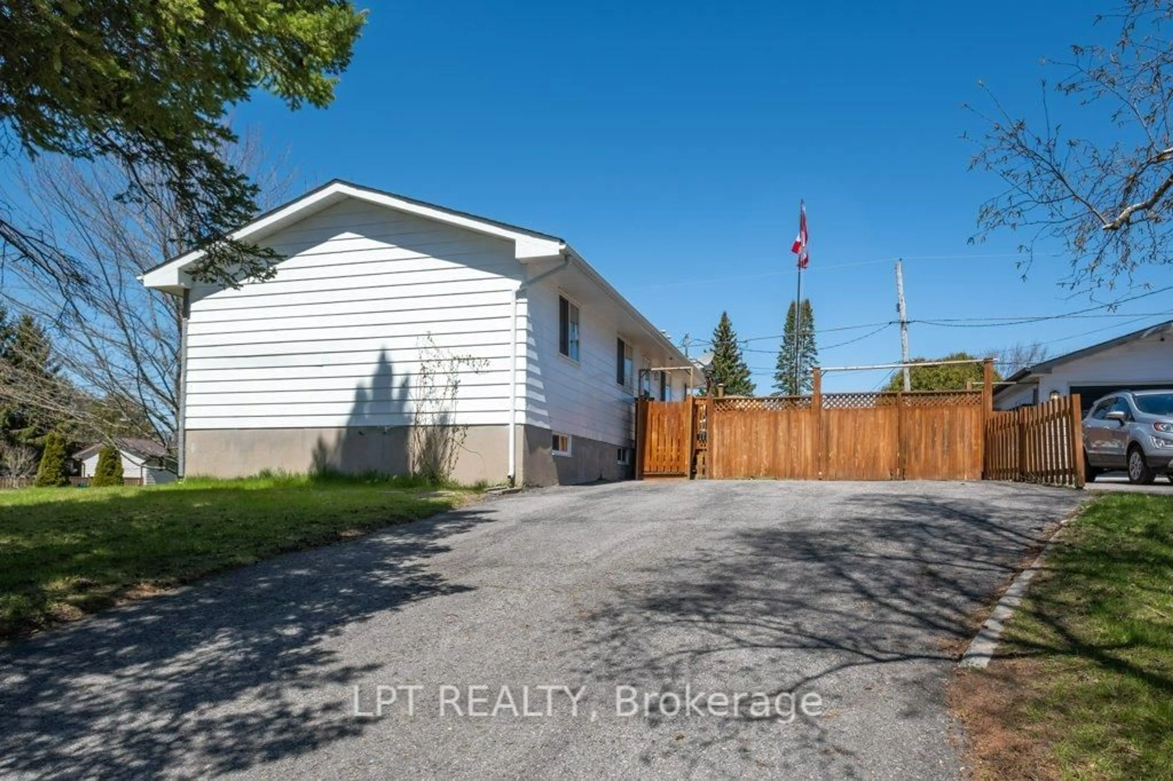 A pic from outside/outdoor area/front of a property/back of a property/a pic from drone, street for 3 Deerfield St, Loyalist Ontario K7N 1P5
