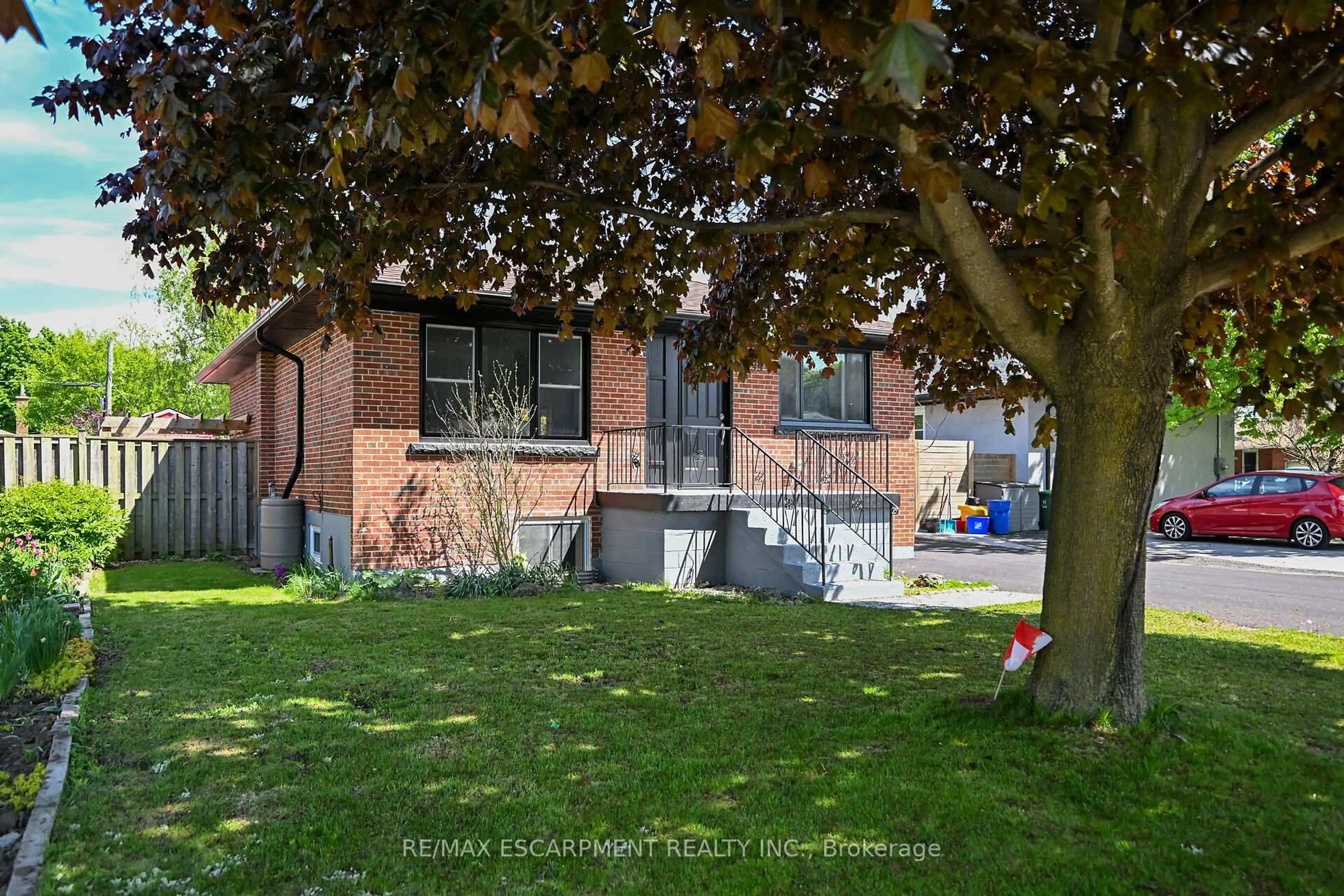 A pic from outside/outdoor area/front of a property/back of a property/a pic from drone, street for 99 Wise Cres, Hamilton Ontario L8T 2L7