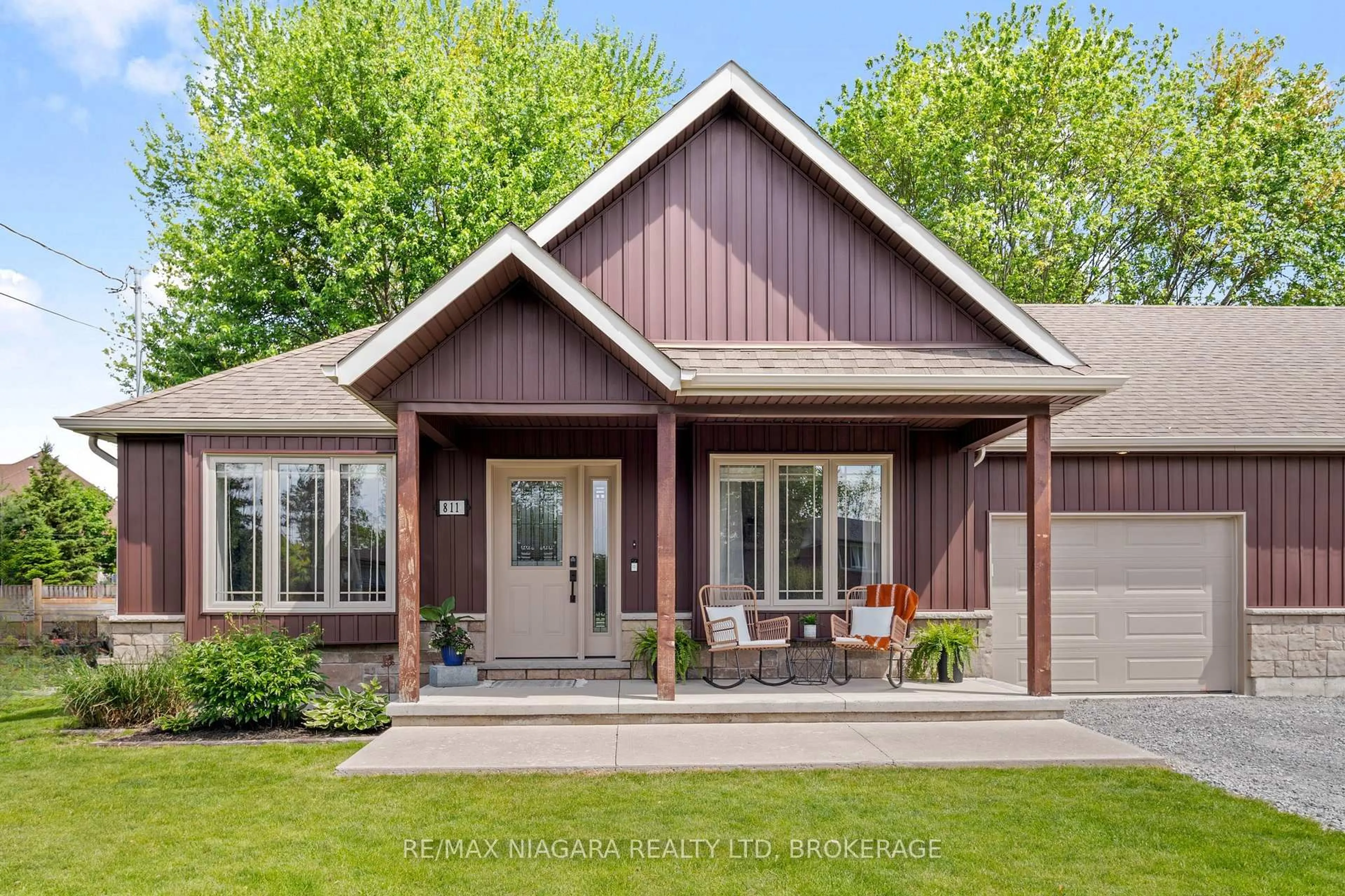 Home with brick exterior material, street for 811 FOSS Rd, Pelham Ontario L0S 1C0