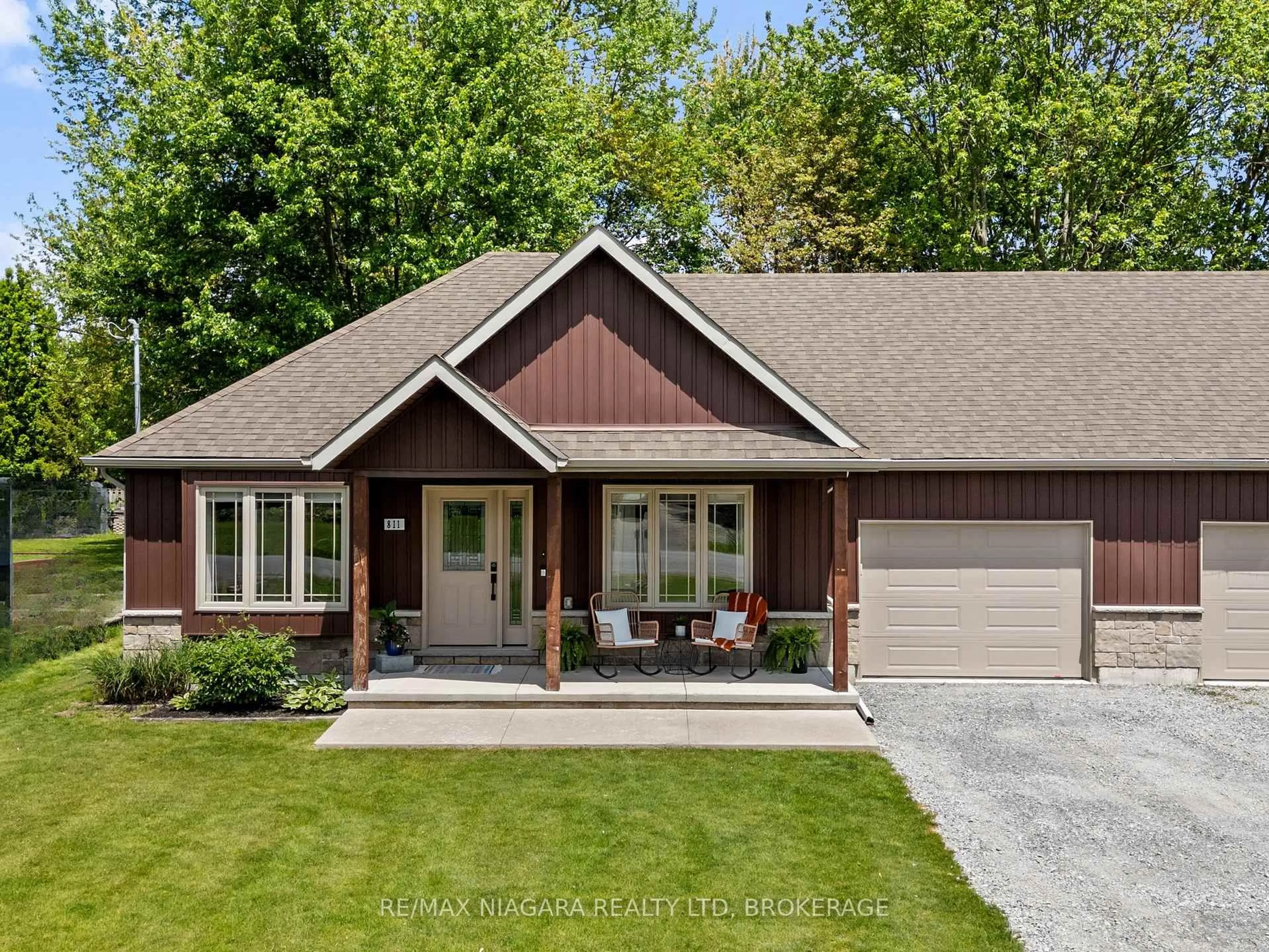 Home with brick exterior material, street for 811 FOSS Rd, Pelham Ontario L0S 1C0