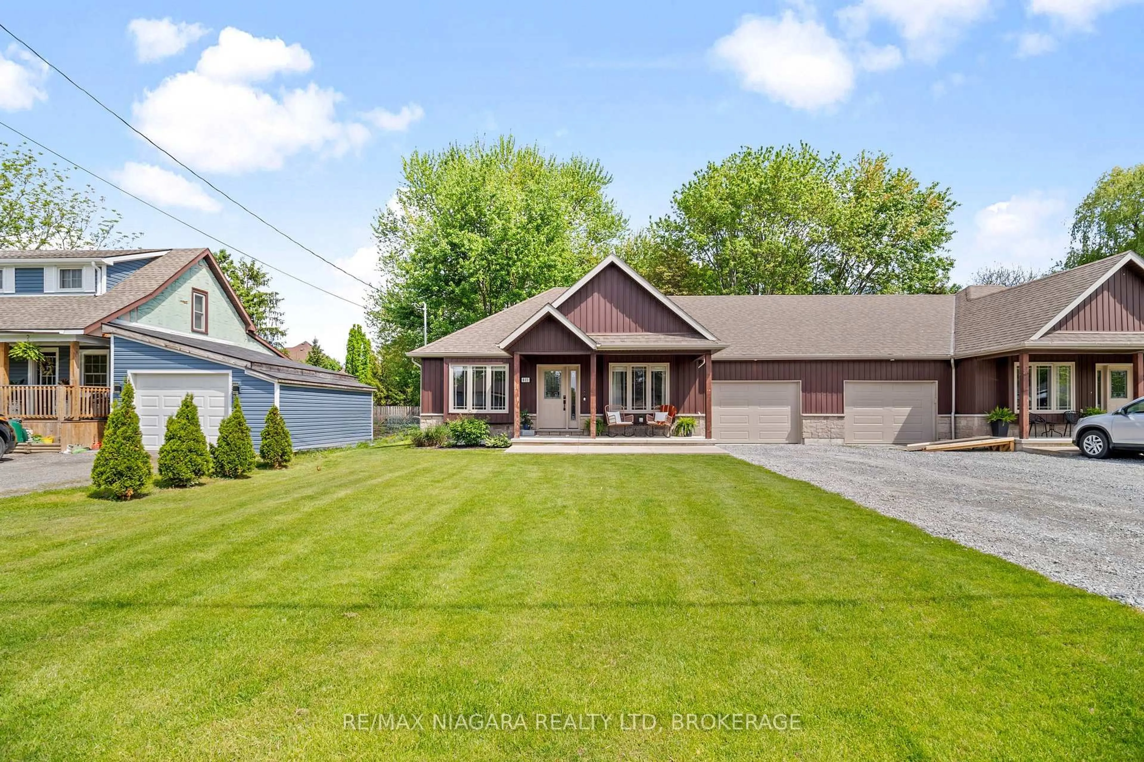 Home with vinyl exterior material, street for 811 FOSS Rd, Pelham Ontario L0S 1C0