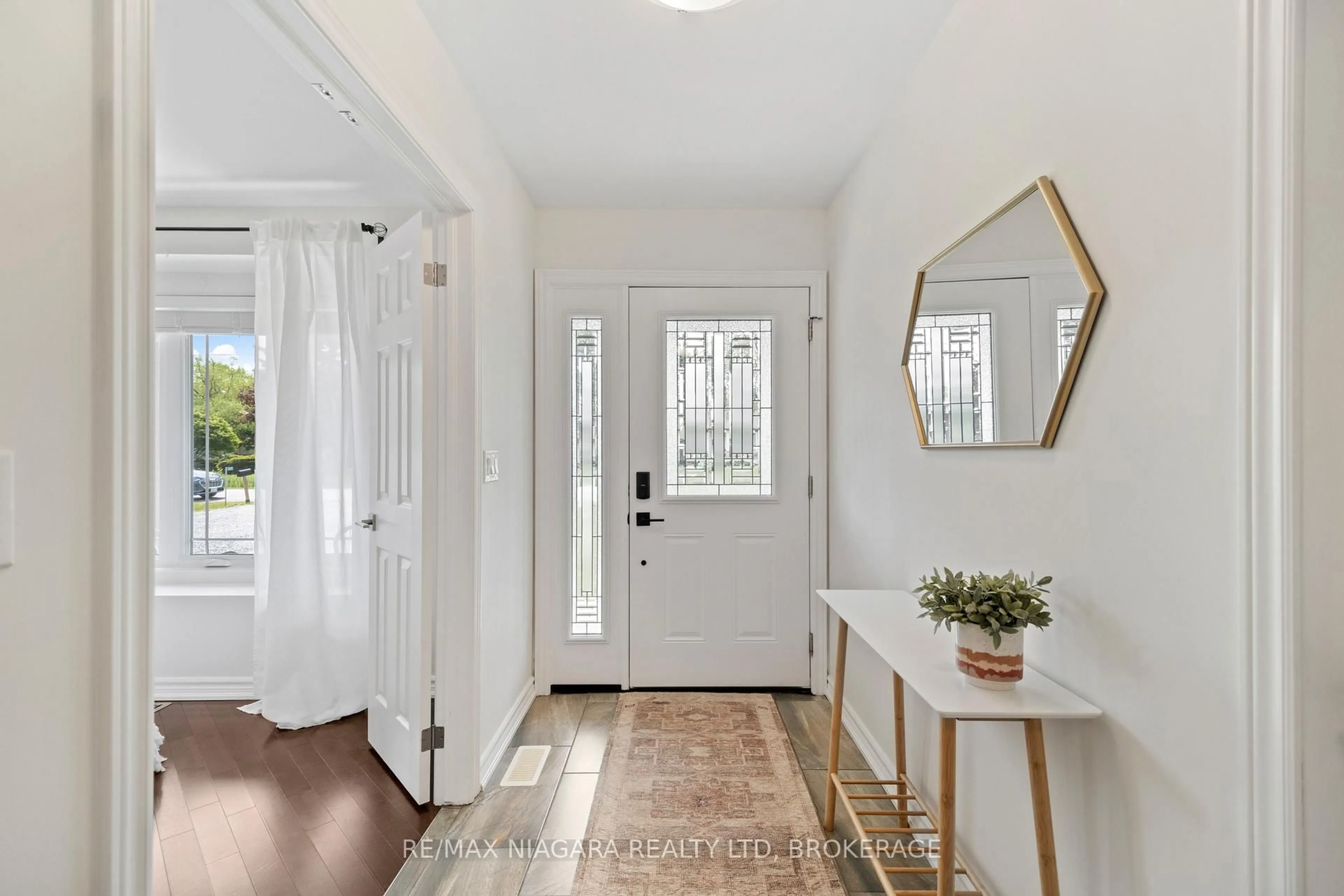 Indoor entryway for 811 FOSS Rd, Pelham Ontario L0S 1C0