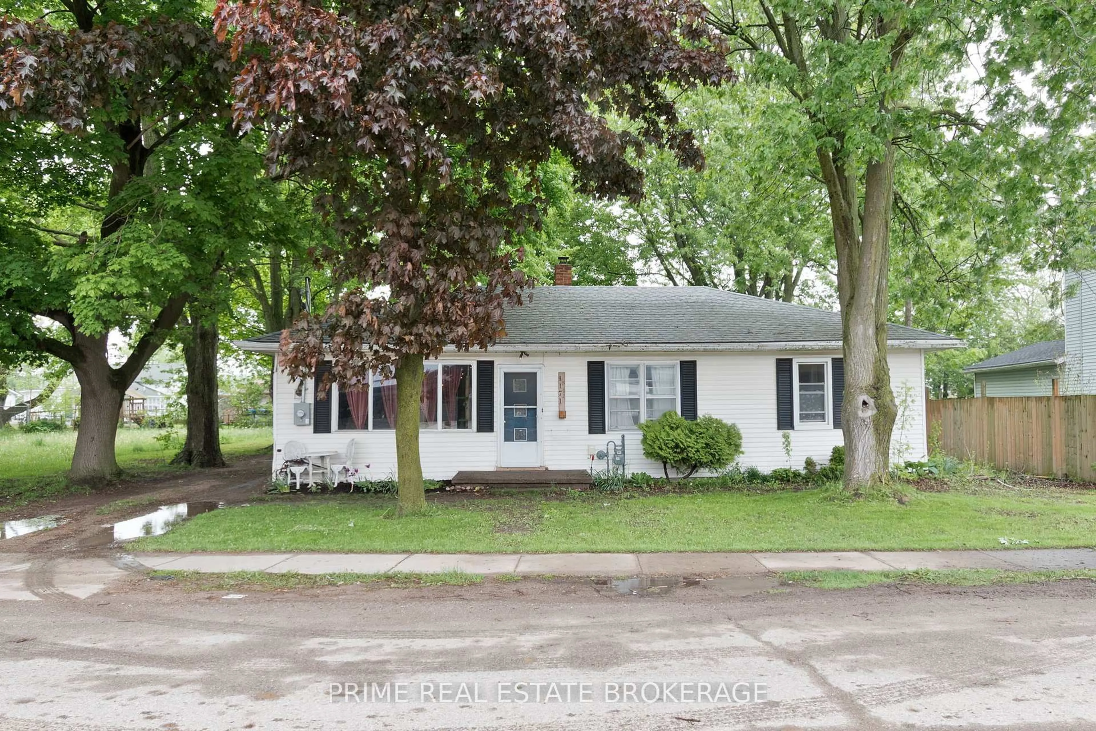 Home with vinyl exterior material, street for 1171 Jane St, West Elgin Ontario N0L 2P0