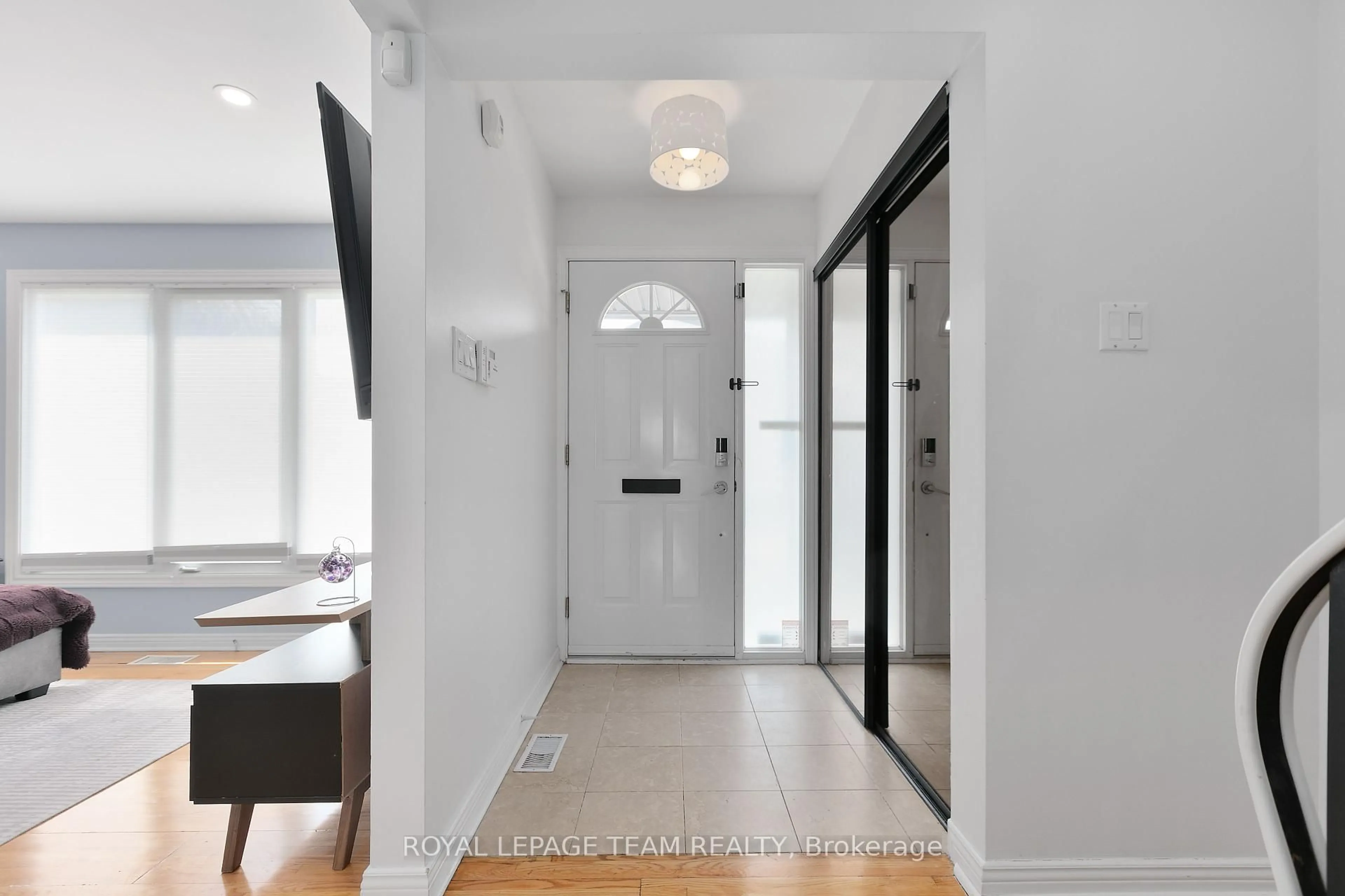 Indoor entryway for 1900 Marquis Ave #53, Ottawa Ontario K1J 8J2