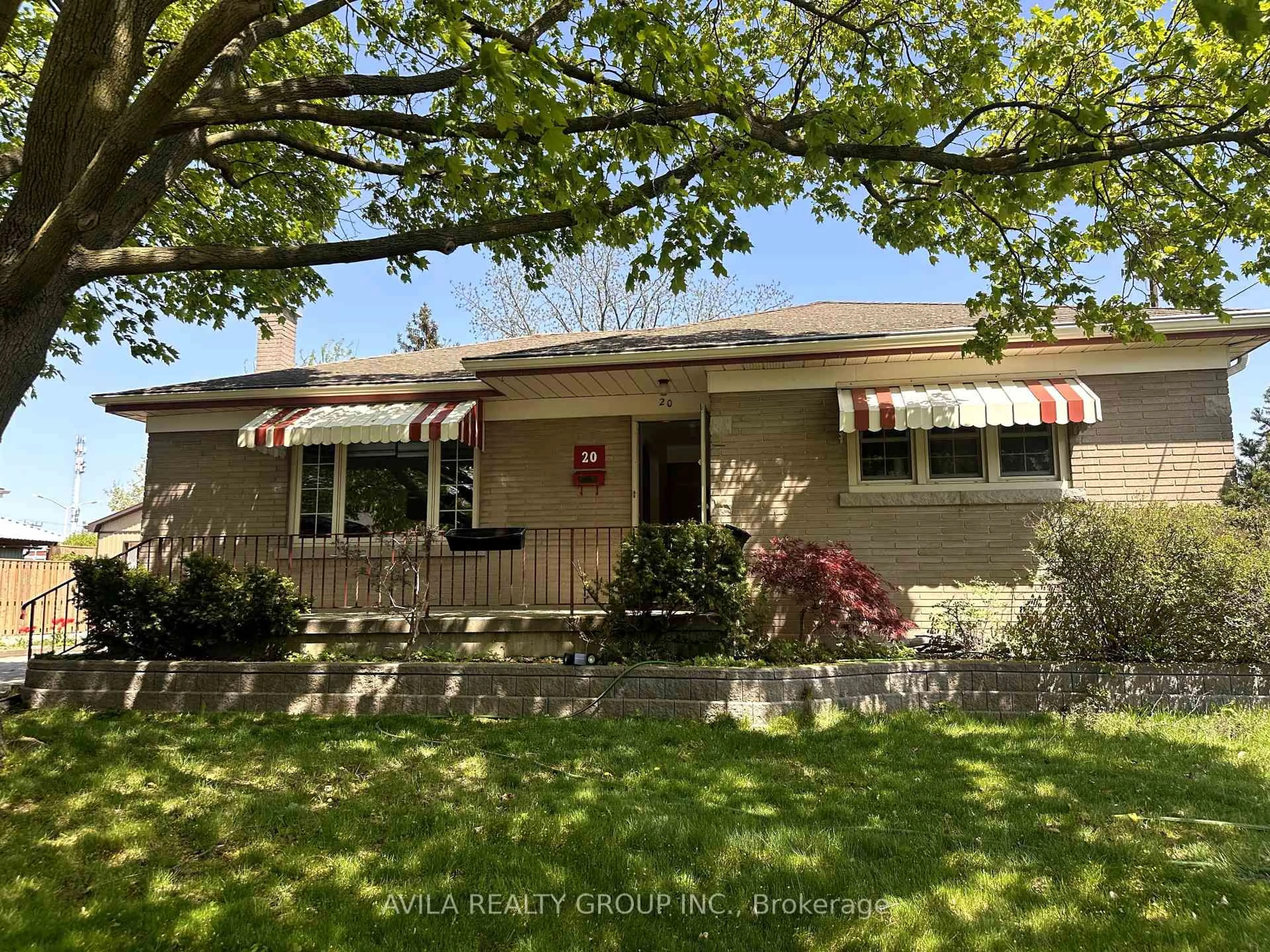 Home with vinyl exterior material, street for 20 Horner St, Brant Ontario N3R 2C4