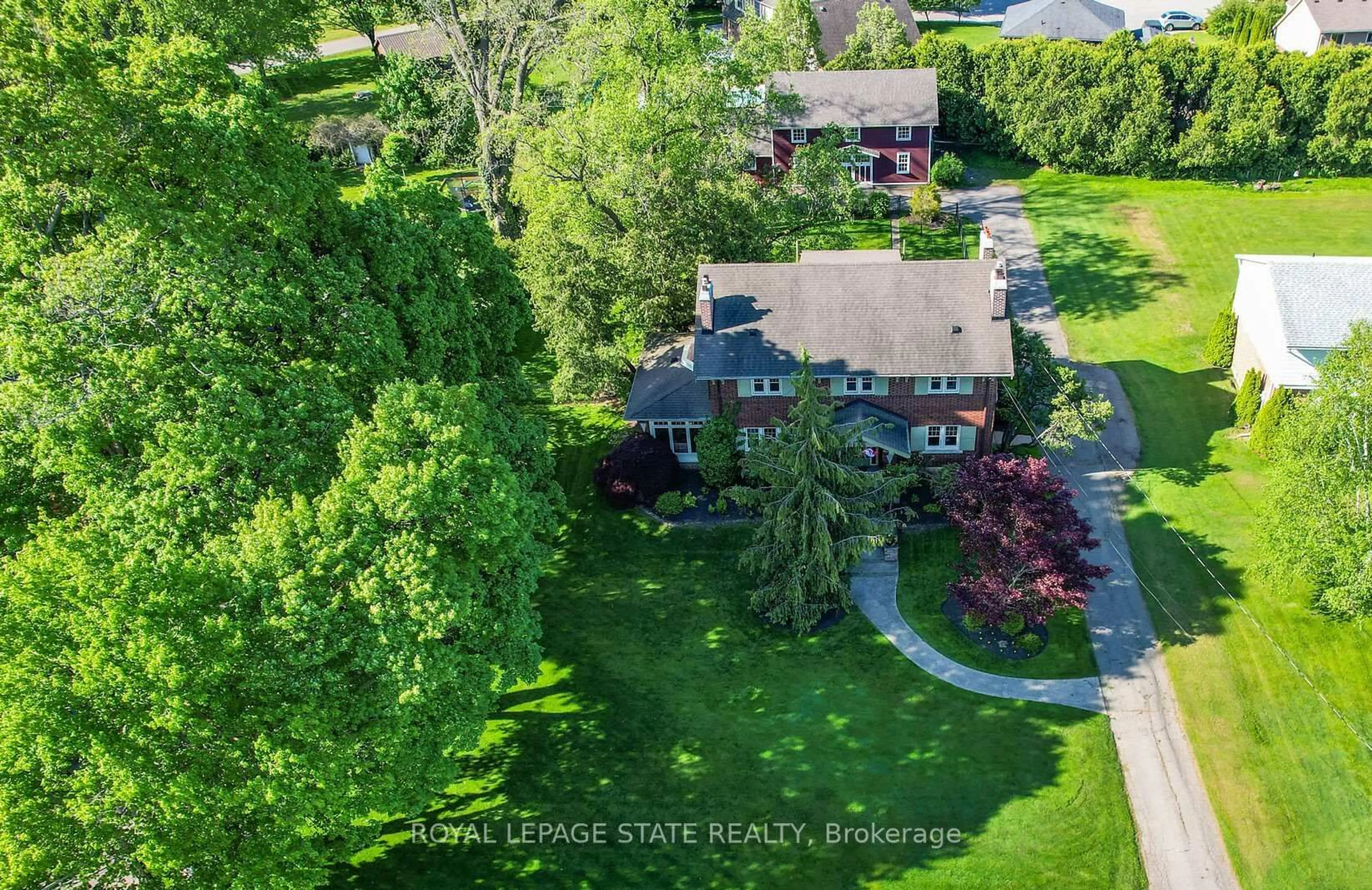 A pic from outside/outdoor area/front of a property/back of a property/a pic from drone, street for 102 Main St, Grimsby Ontario L3M 1N8