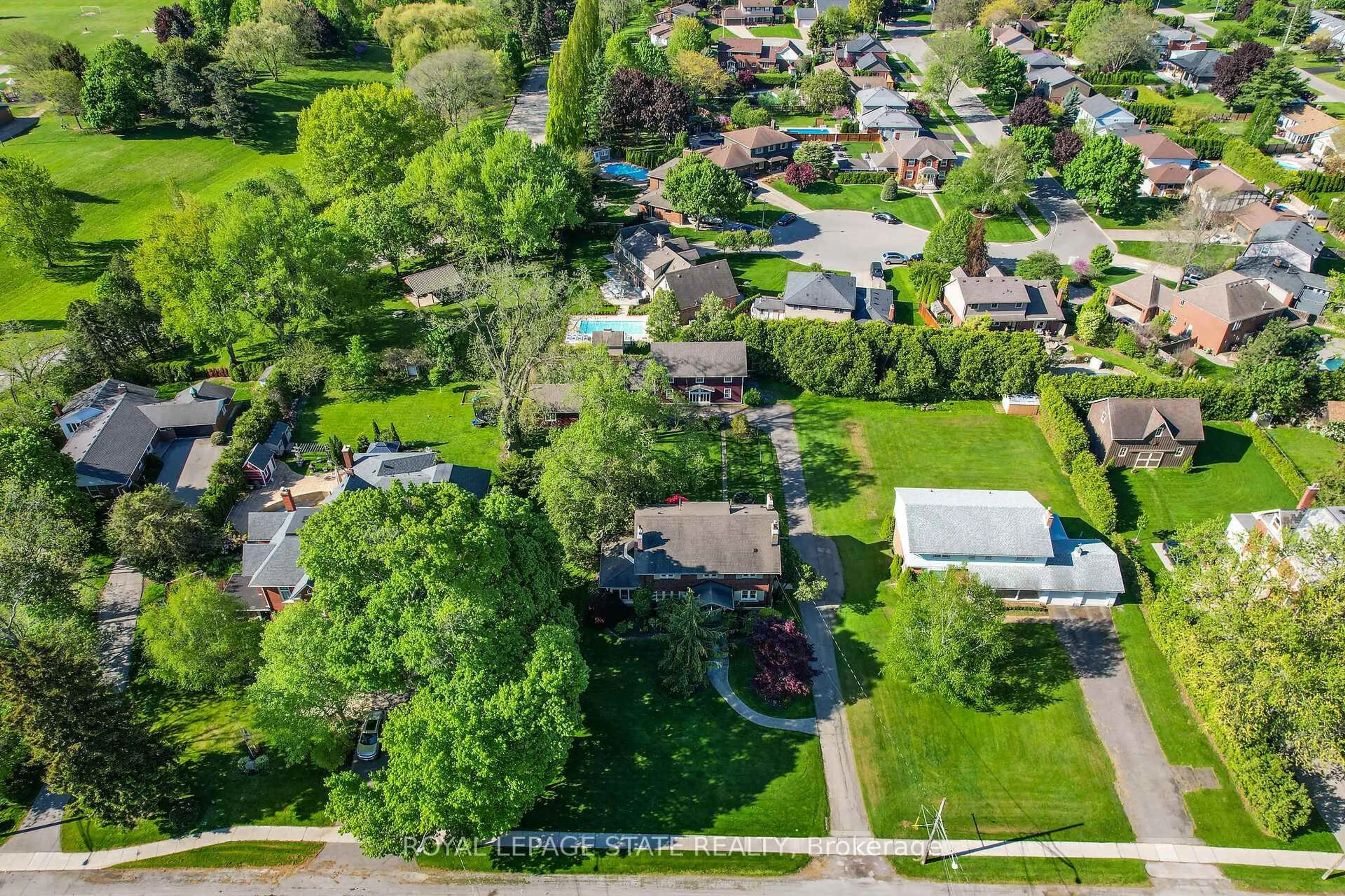 A pic from outside/outdoor area/front of a property/back of a property/a pic from drone, street for 102 Main St, Grimsby Ontario L3M 1N8