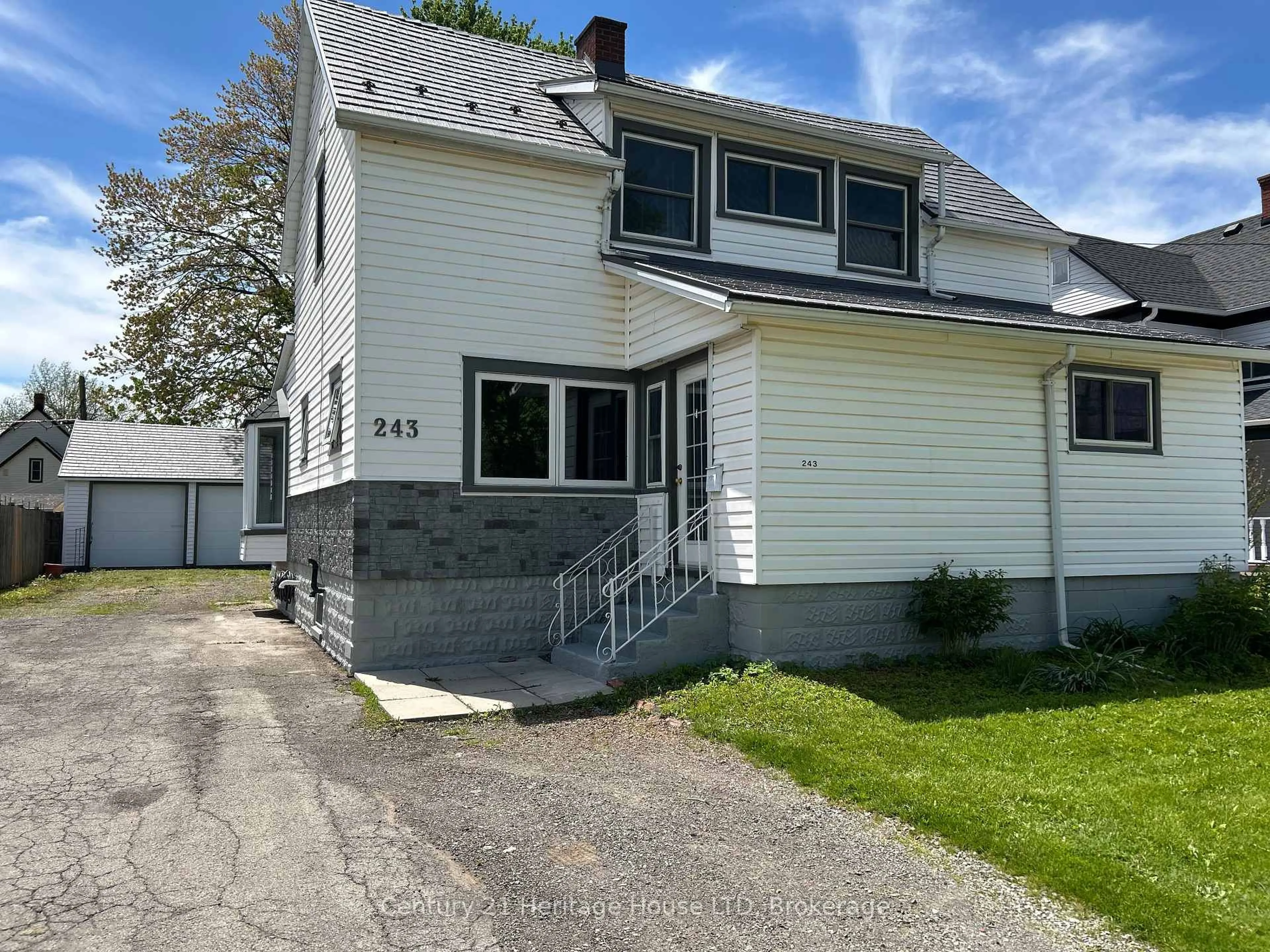 Home with vinyl exterior material, street for 243 Phipps St, Fort Erie Ontario L2A 2V4