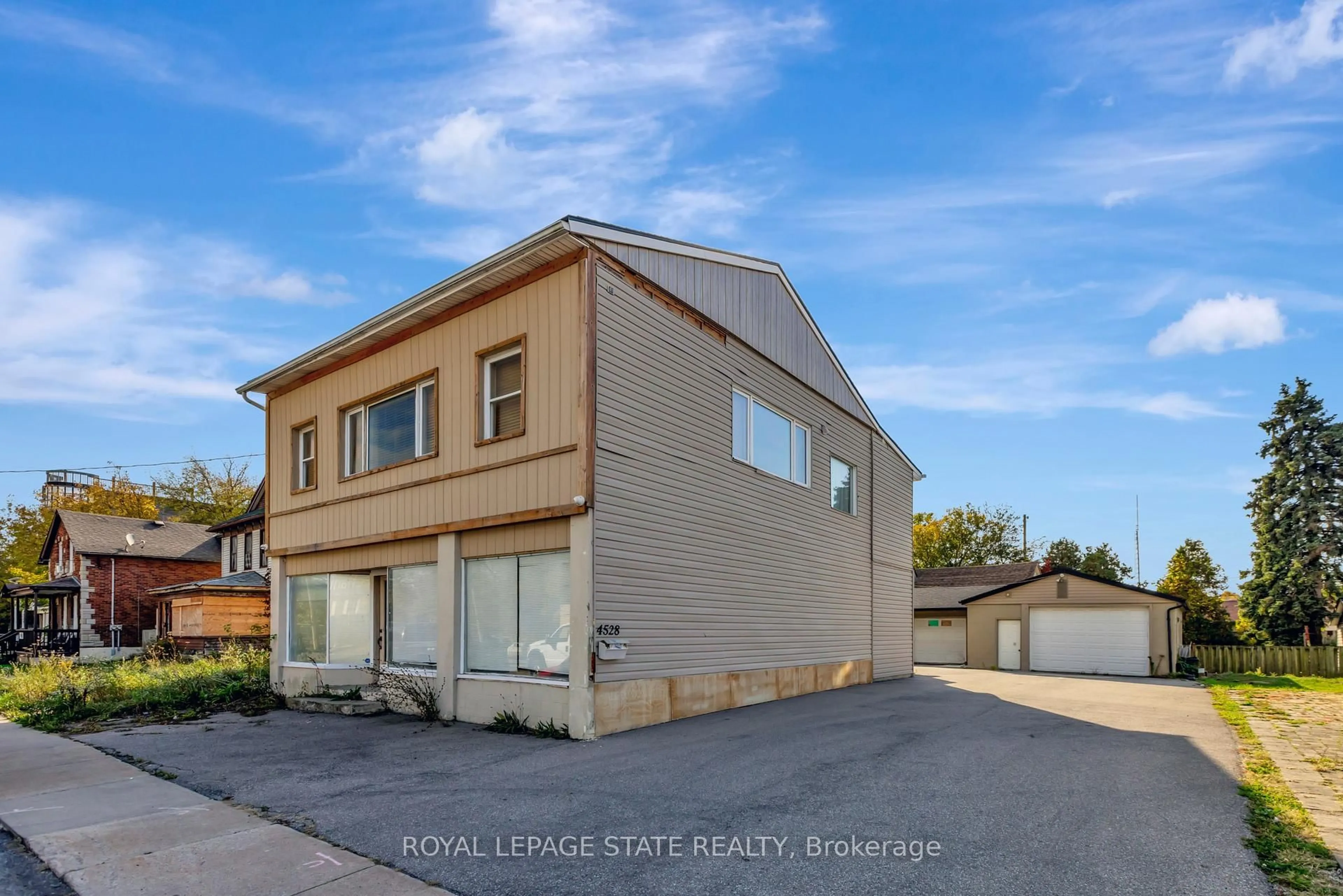 A pic from outside/outdoor area/front of a property/back of a property/a pic from drone, street for 4528 Bridge St, Niagara Falls Ontario L2E 2R7