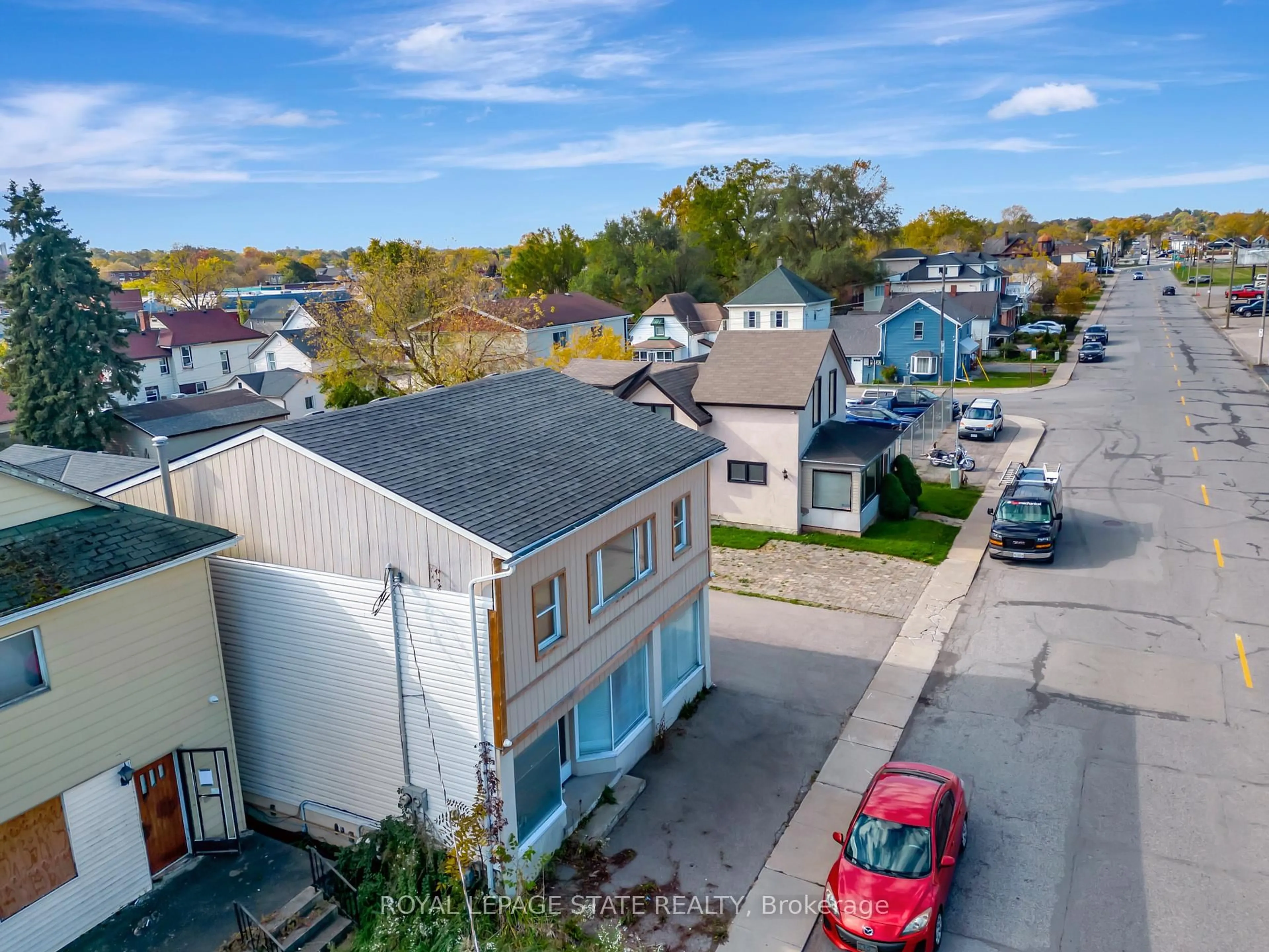 A pic from outside/outdoor area/front of a property/back of a property/a pic from drone, street for 4528 Bridge St, Niagara Falls Ontario L2E 2R7