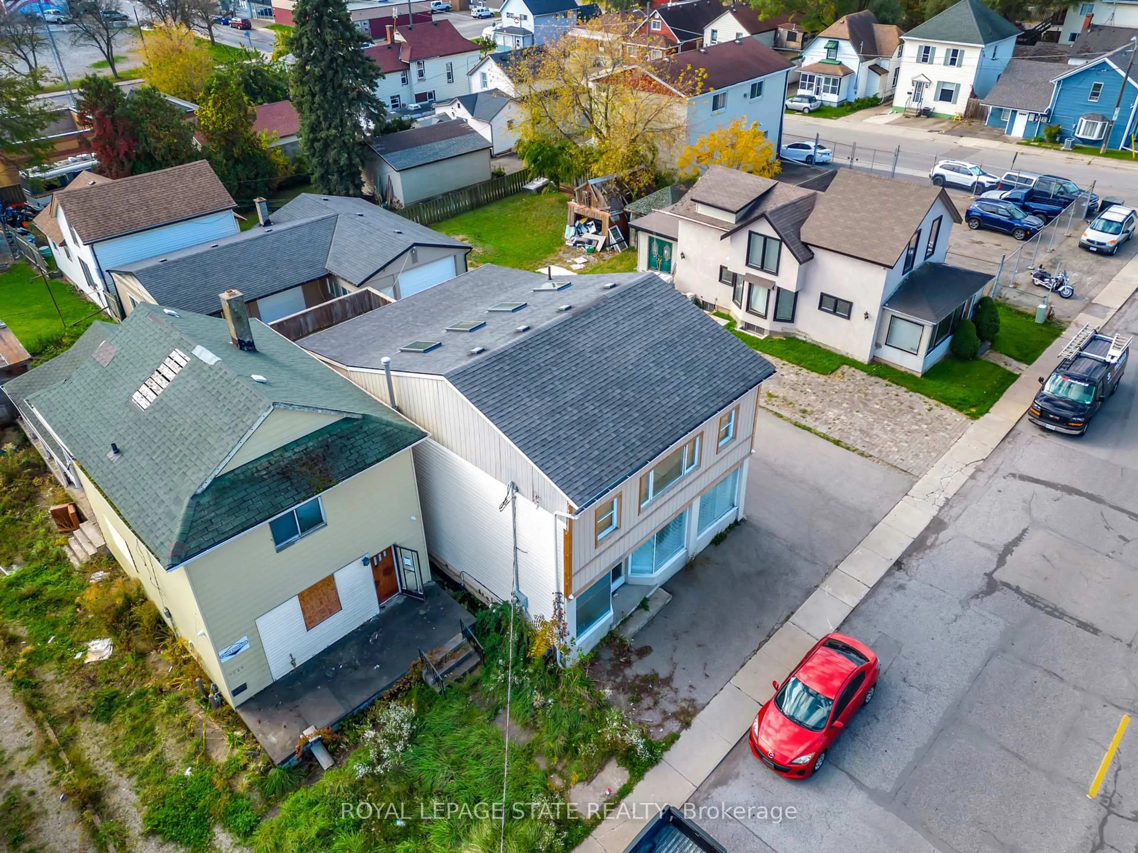 A pic from outside/outdoor area/front of a property/back of a property/a pic from drone, street for 4528 Bridge St, Niagara Falls Ontario L2E 2R7