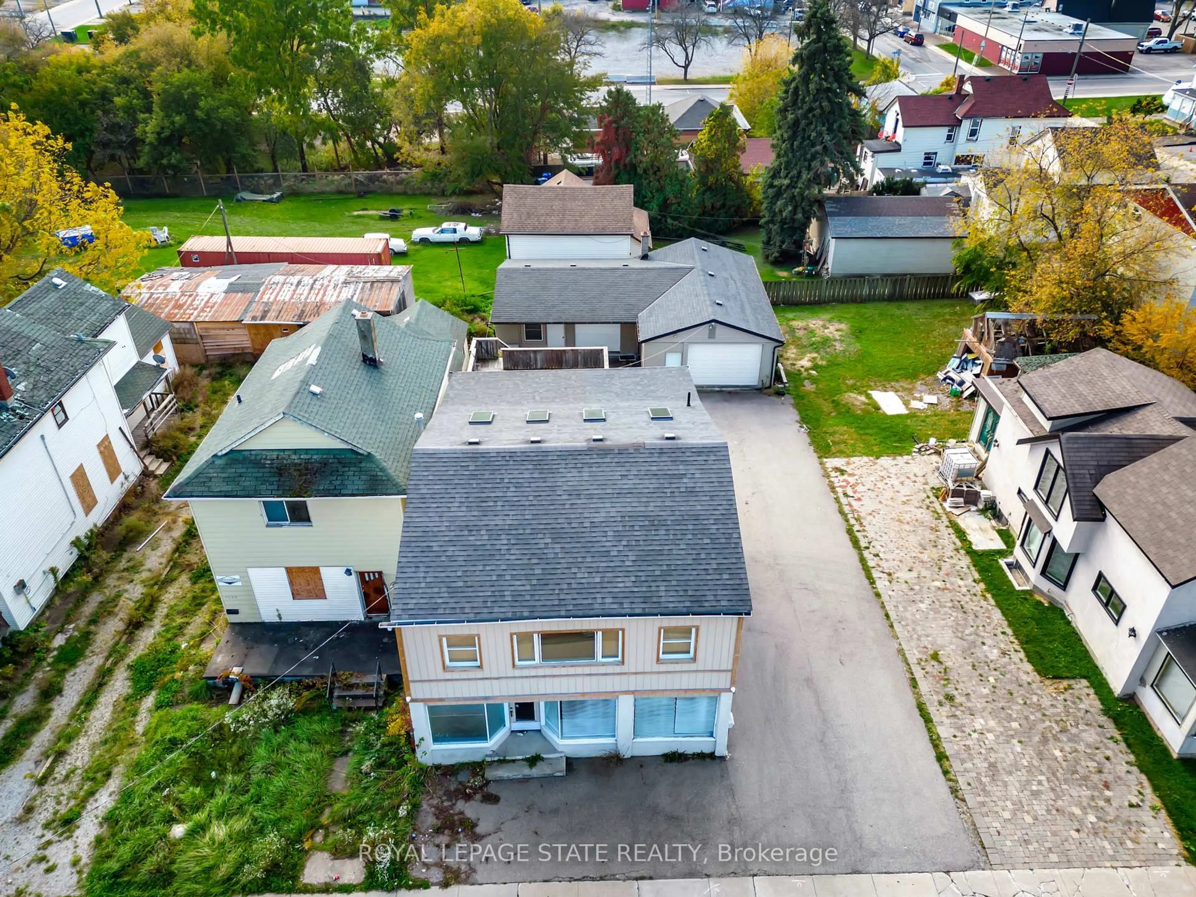 A pic from outside/outdoor area/front of a property/back of a property/a pic from drone, street for 4528 Bridge St, Niagara Falls Ontario L2E 2R7