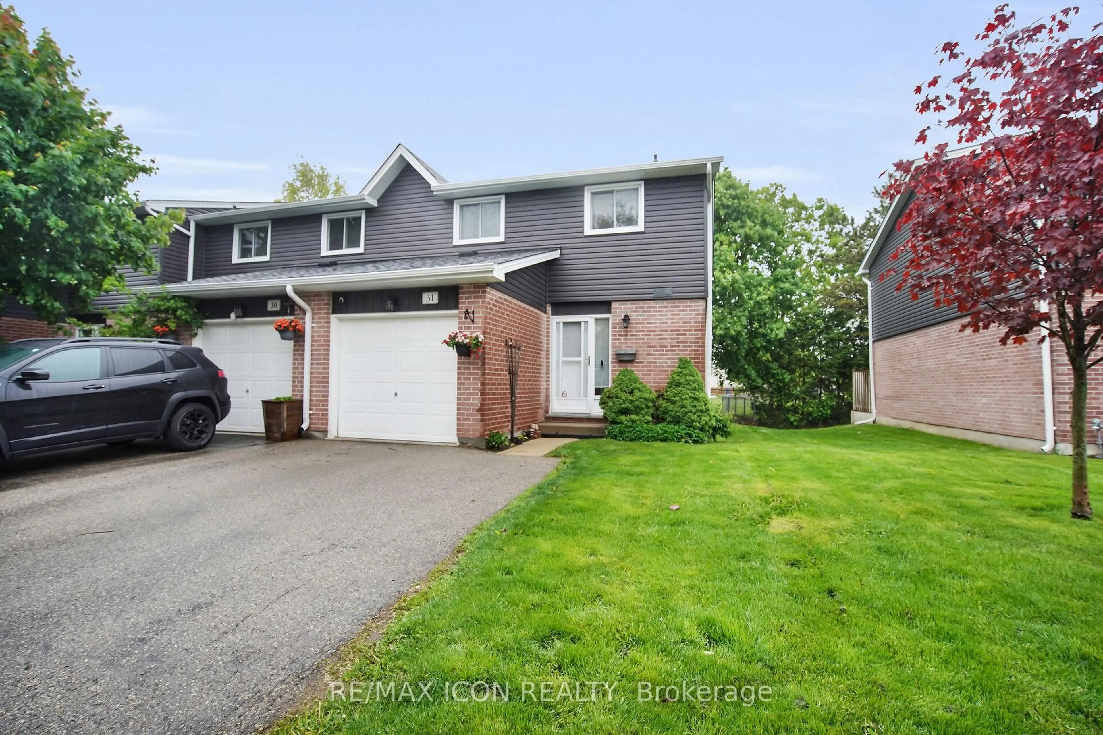A pic from outside/outdoor area/front of a property/back of a property/a pic from drone, street for 131 Bonaventure Dr #31, London East Ontario N5V 4H8