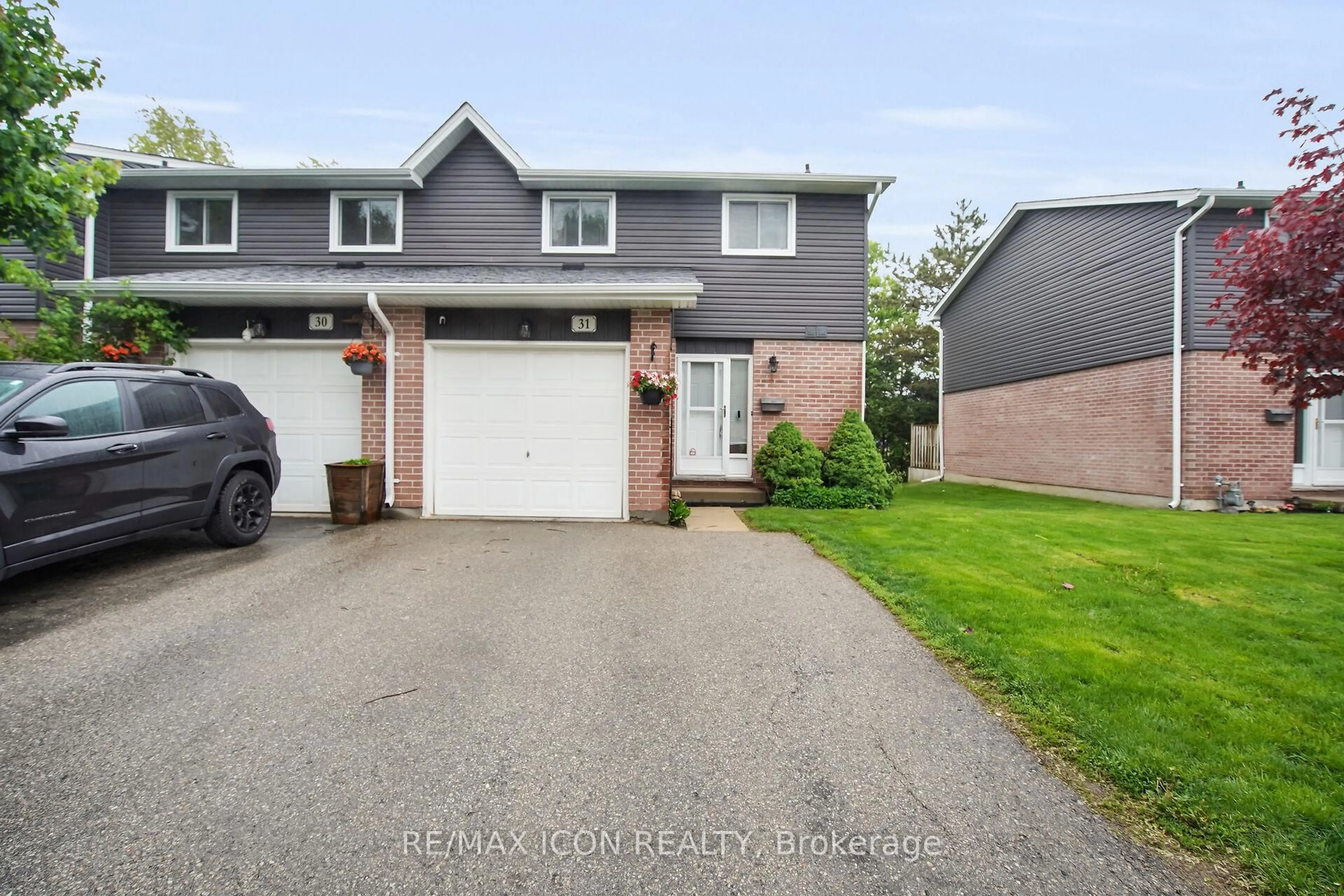 A pic from outside/outdoor area/front of a property/back of a property/a pic from drone, street for 131 Bonaventure Dr #31, London East Ontario N5V 4H8