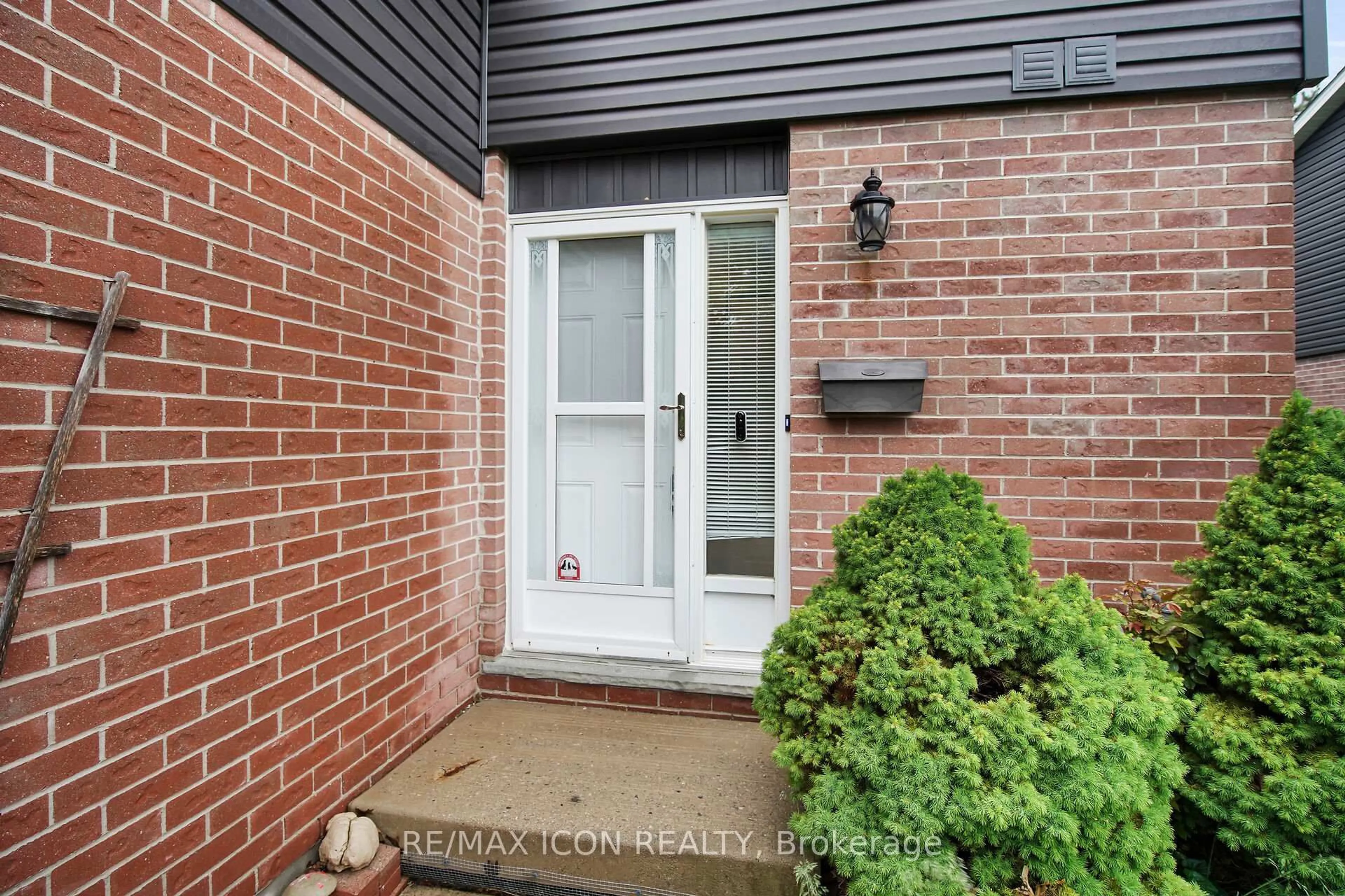 Indoor entryway for 131 Bonaventure Dr #31, London East Ontario N5V 4H8