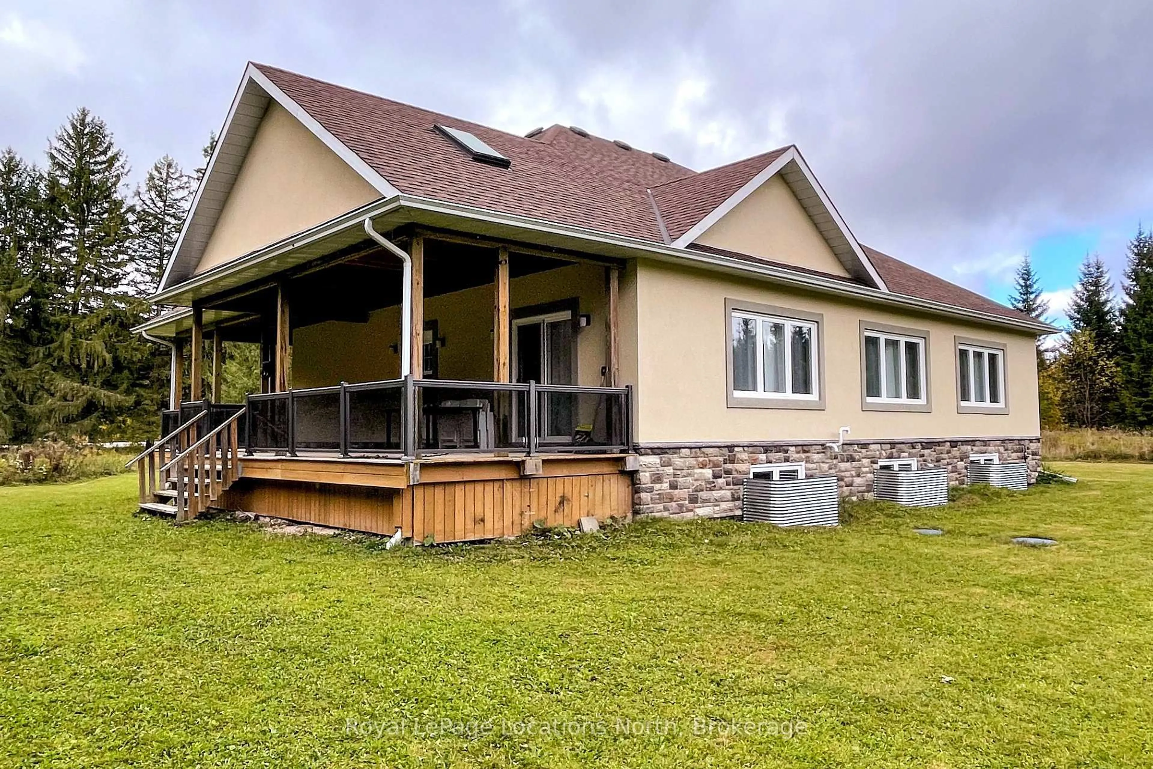 Home with vinyl exterior material, building for 595863 4th Line, Blue Mountains Ontario N0H 2E0