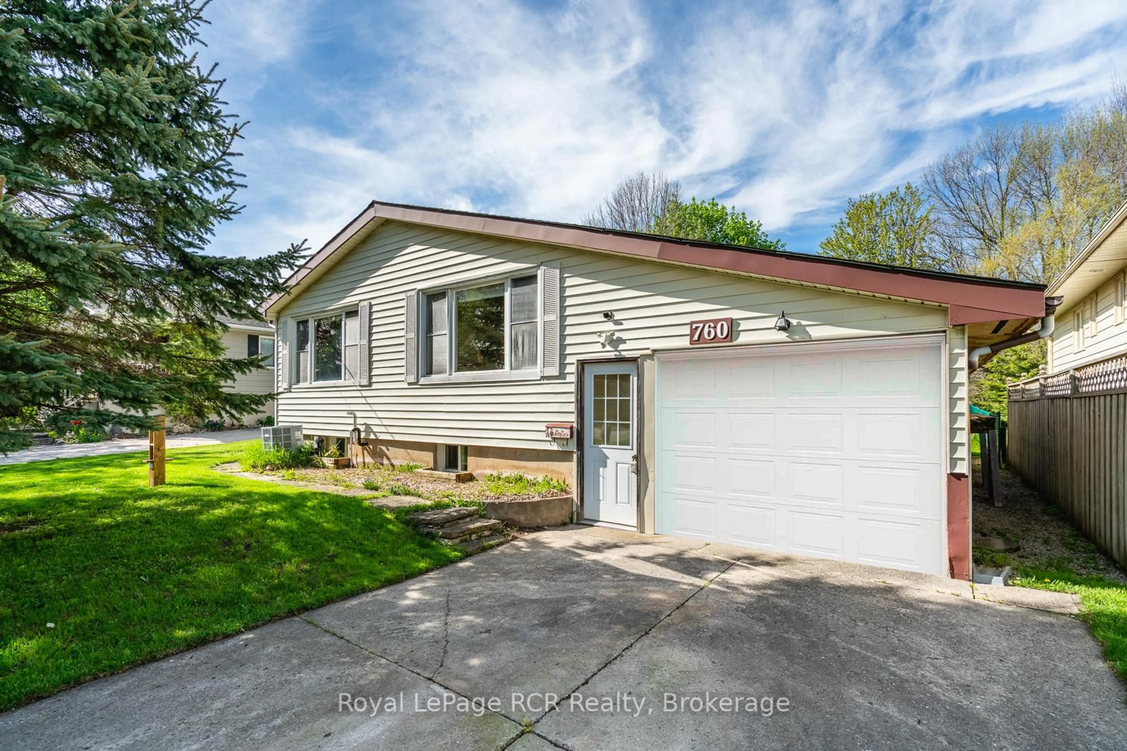 Home with vinyl exterior material, street for 760 26th St, Owen Sound Ontario N4K 4J3