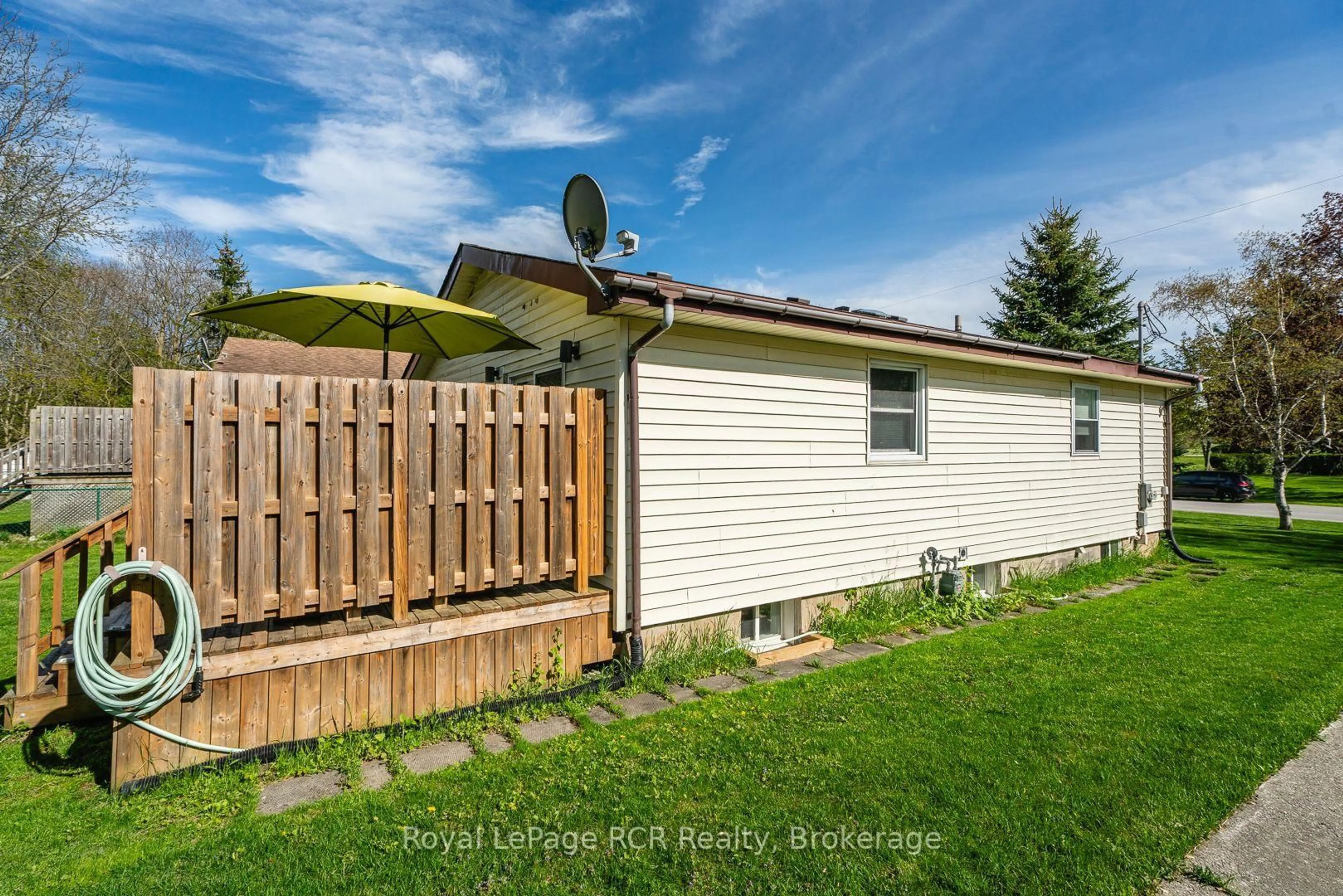 Home with vinyl exterior material, street for 760 26th St, Owen Sound Ontario N4K 4J3