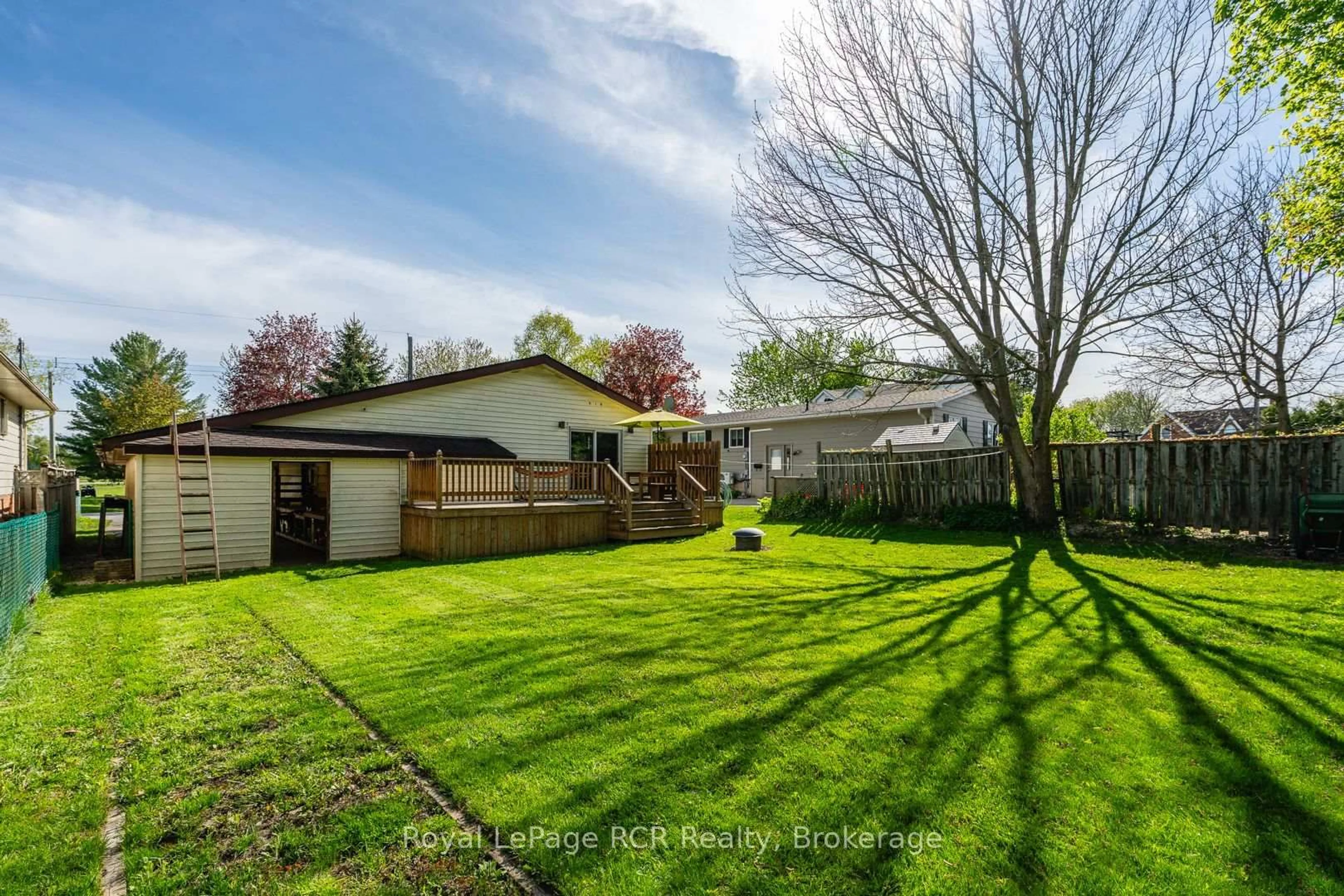 A pic from outside/outdoor area/front of a property/back of a property/a pic from drone, street for 760 26th St, Owen Sound Ontario N4K 4J3
