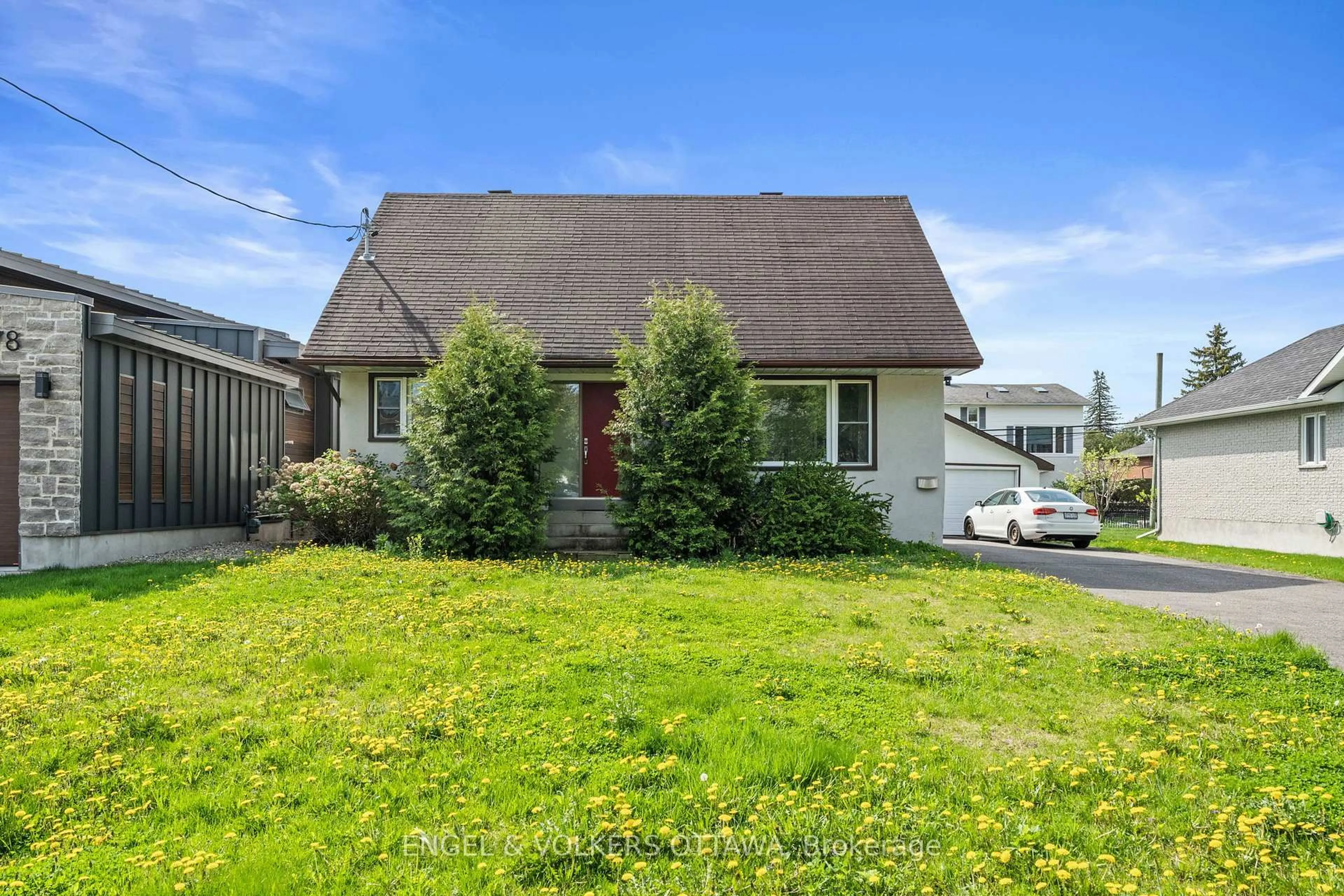 A pic from outside/outdoor area/front of a property/back of a property/a pic from drone, street for 1372 RIDGEDALE St, Ottawa Ontario K1T 1C5