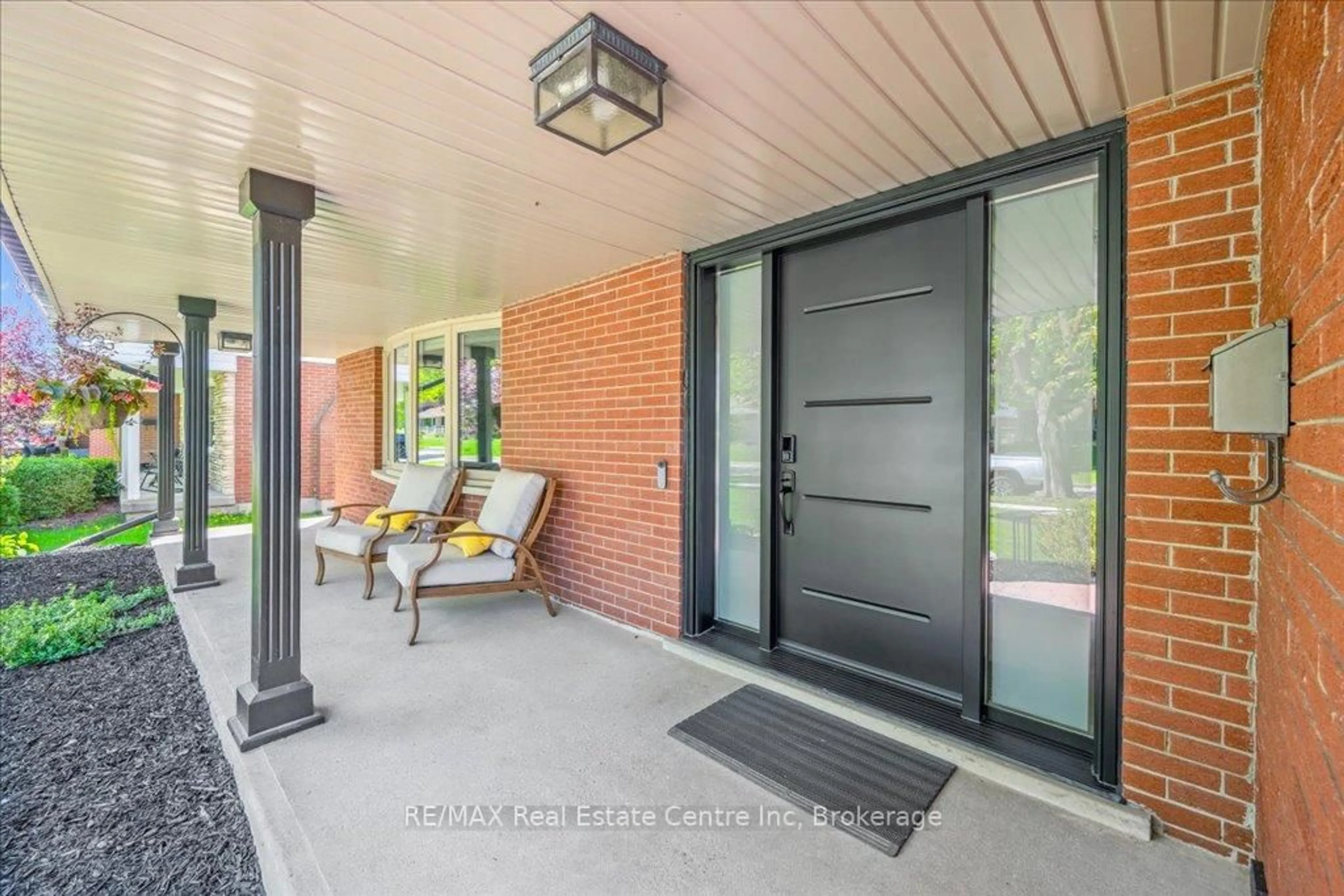 Indoor entryway for 44 Glenburnie Dr, Guelph Ontario N1E 4C6