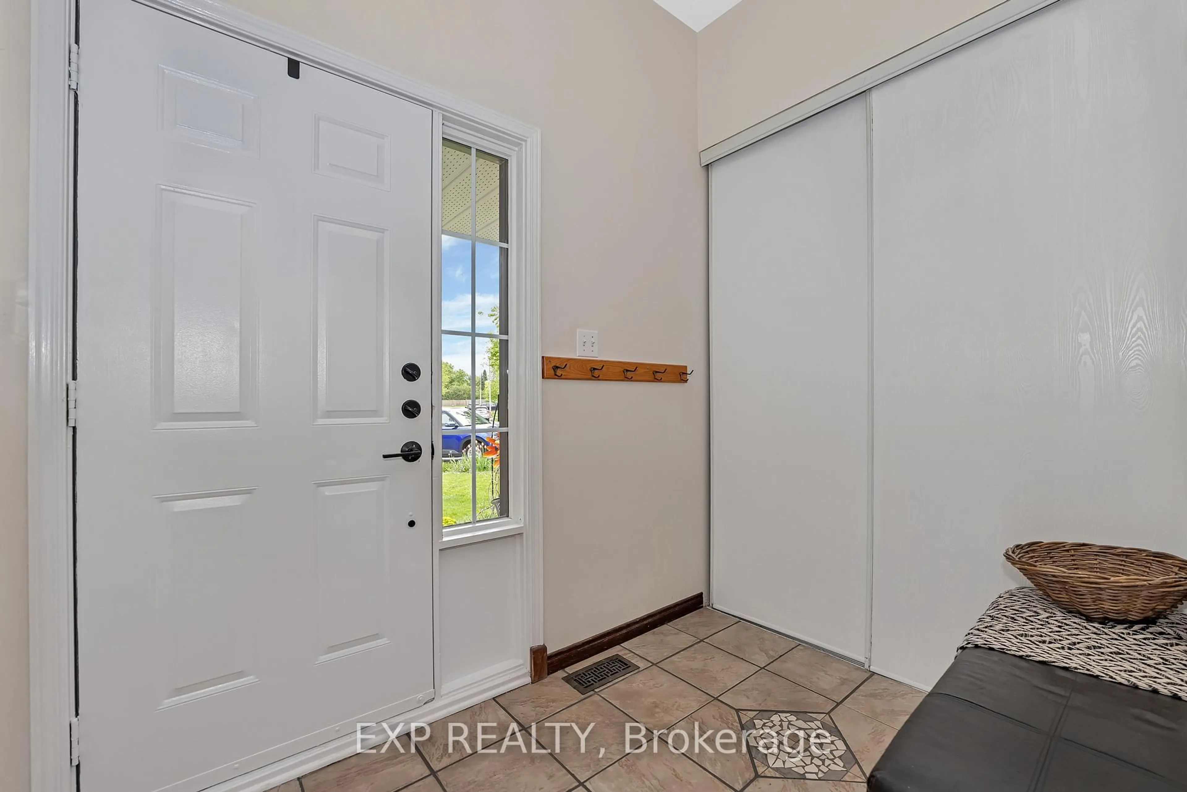 Indoor entryway for 6174 Arbourwood Dr, Orleans Ontario K1C 7L5