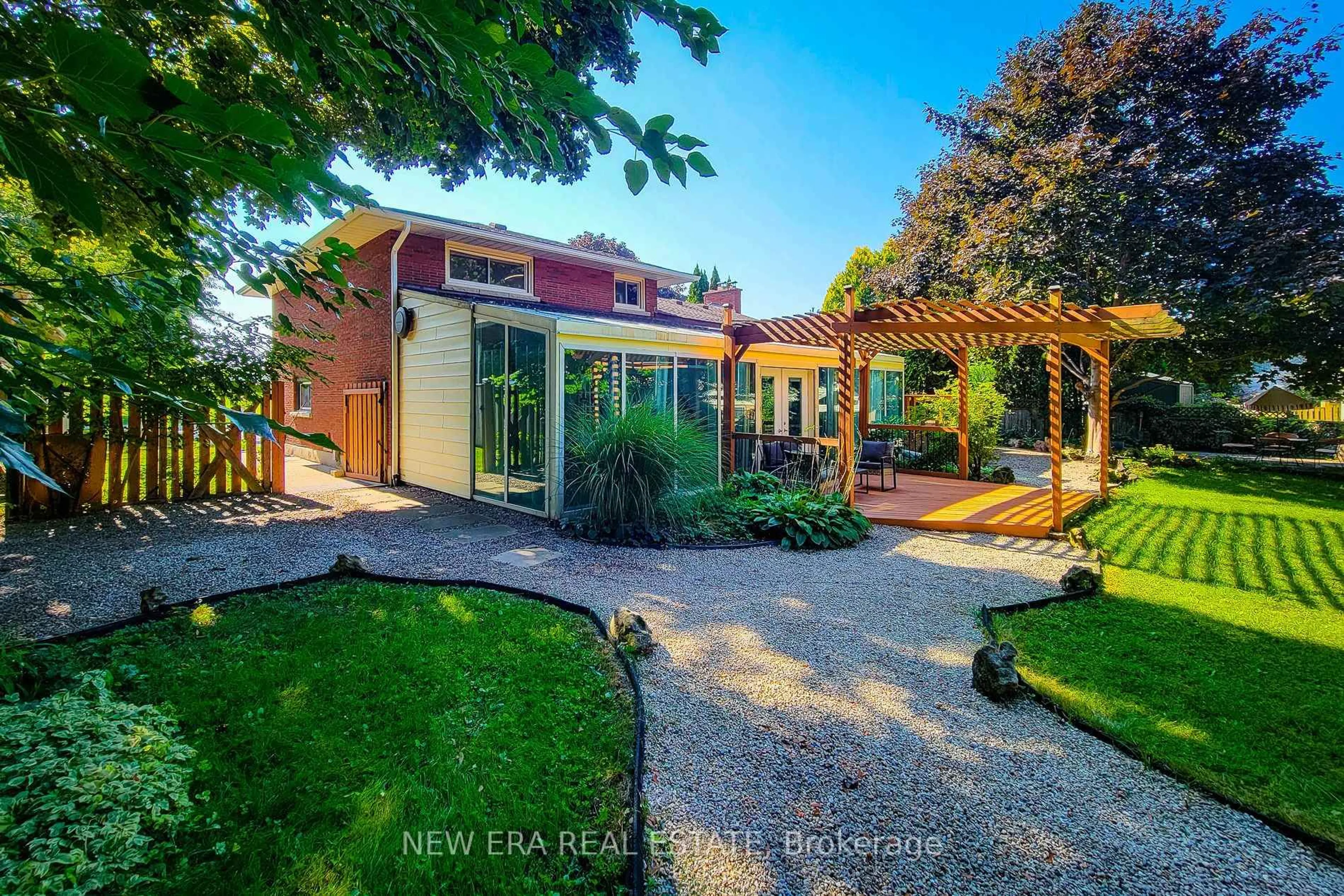 A pic from outside/outdoor area/front of a property/back of a property/a pic from drone, unknown for 134 Bayview Dr, St. Catharines Ontario L2N 4Z9