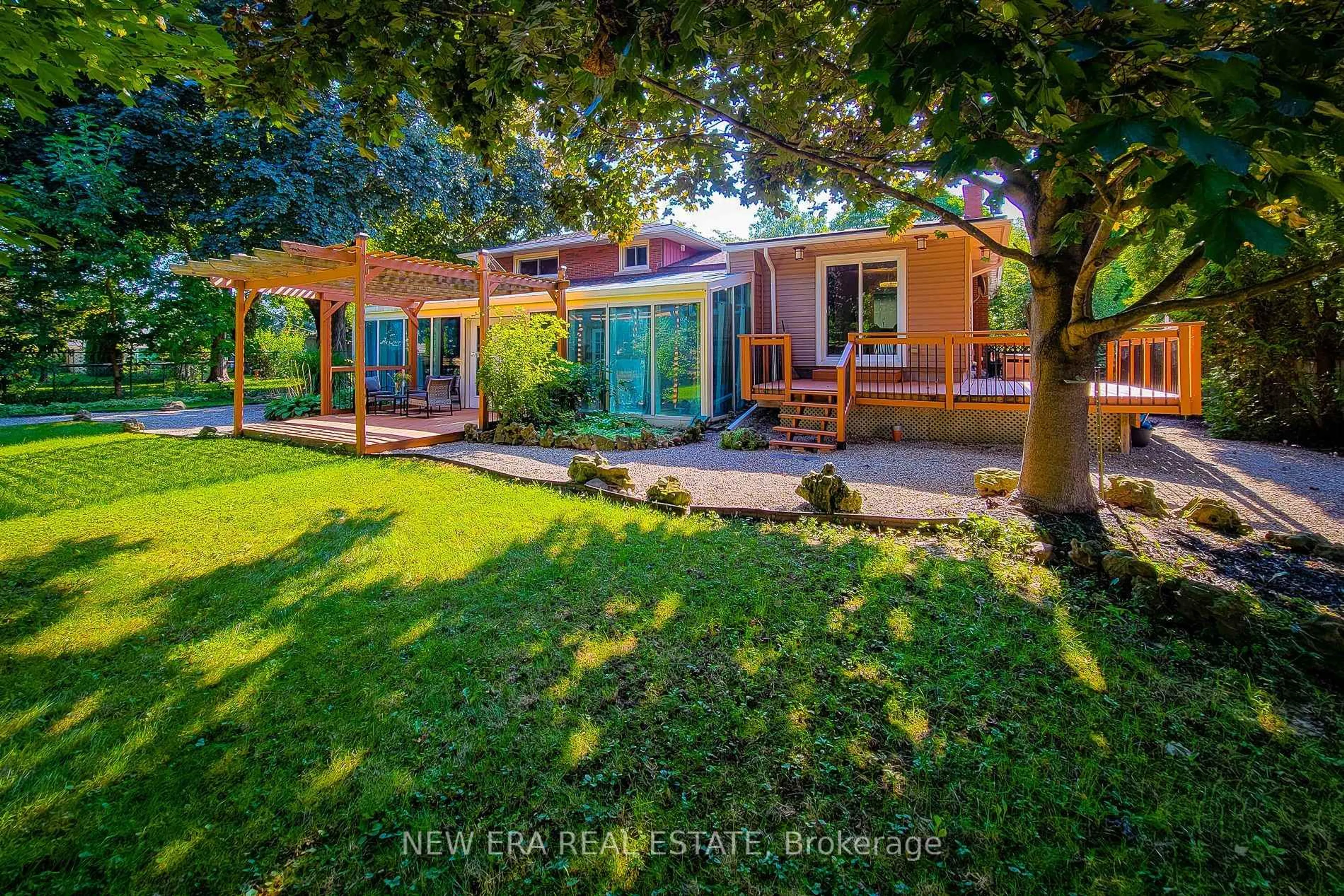 A pic from outside/outdoor area/front of a property/back of a property/a pic from drone, street for 134 Bayview Dr, St. Catharines Ontario L2N 4Z9