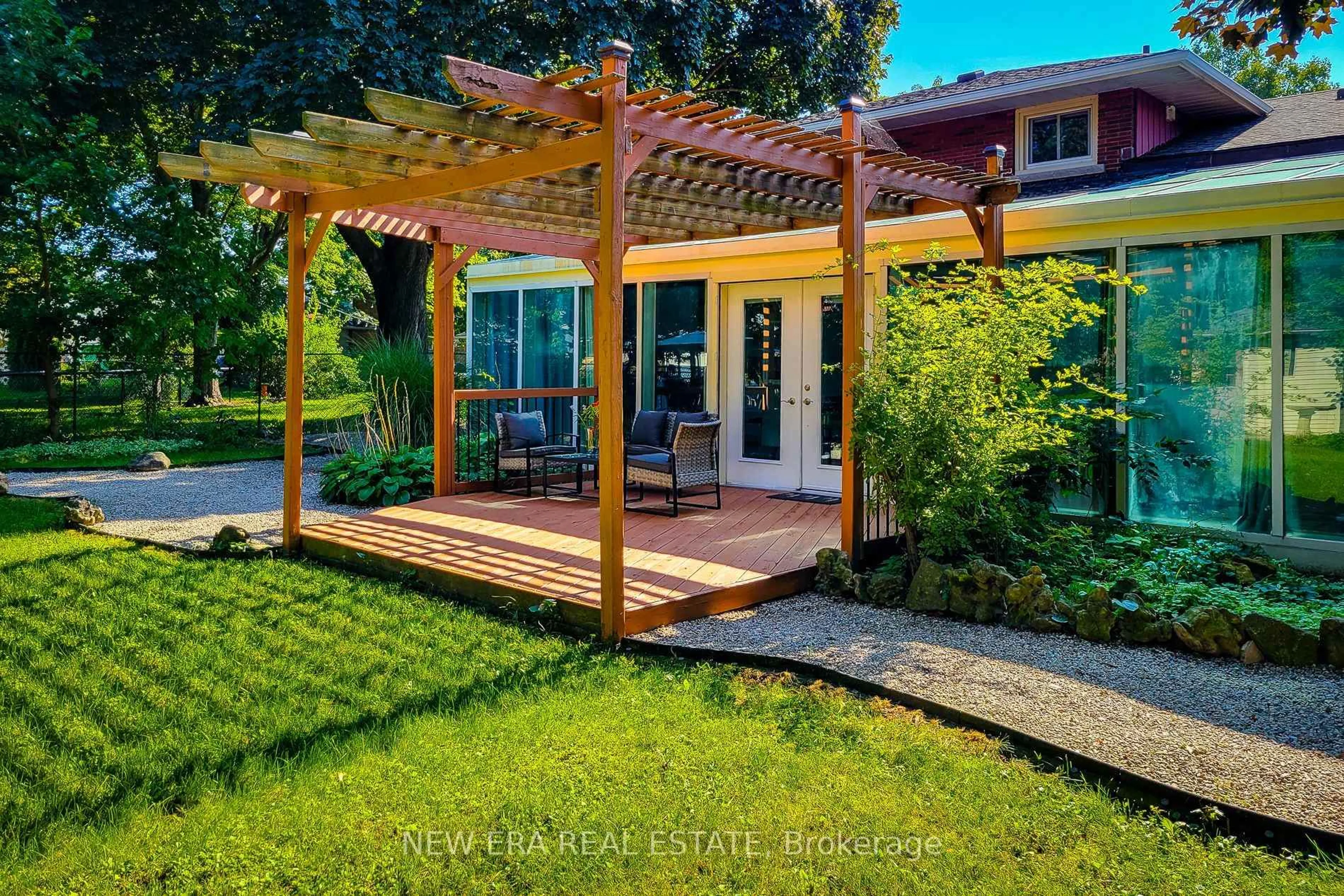 Patio, street for 134 Bayview Dr, St. Catharines Ontario L2N 4Z9
