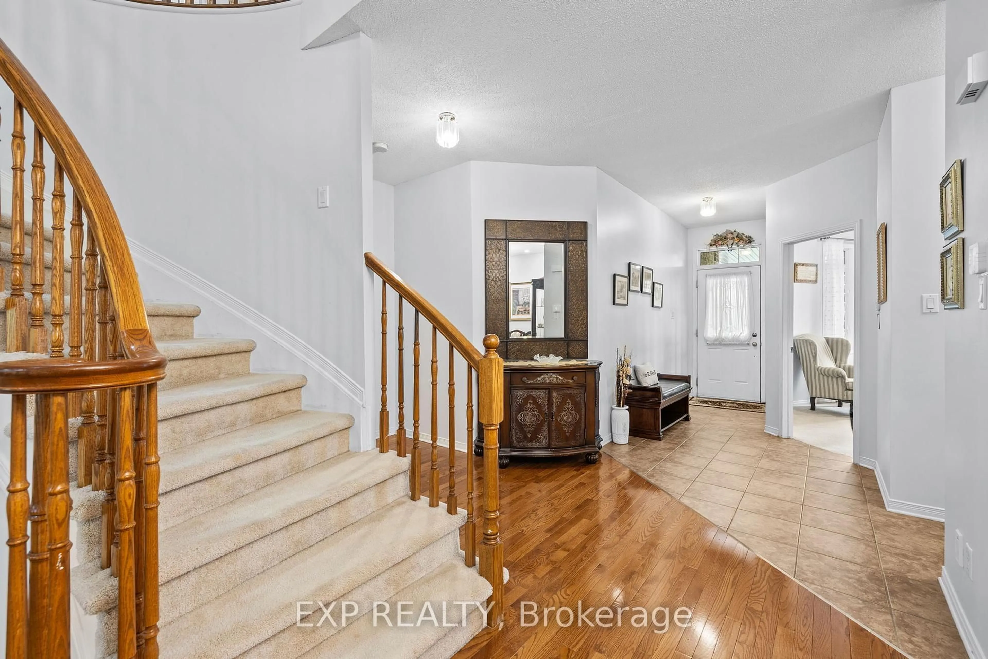 Indoor entryway for 336 Wisteria Cres, Ottawa Ontario K1V 0N5