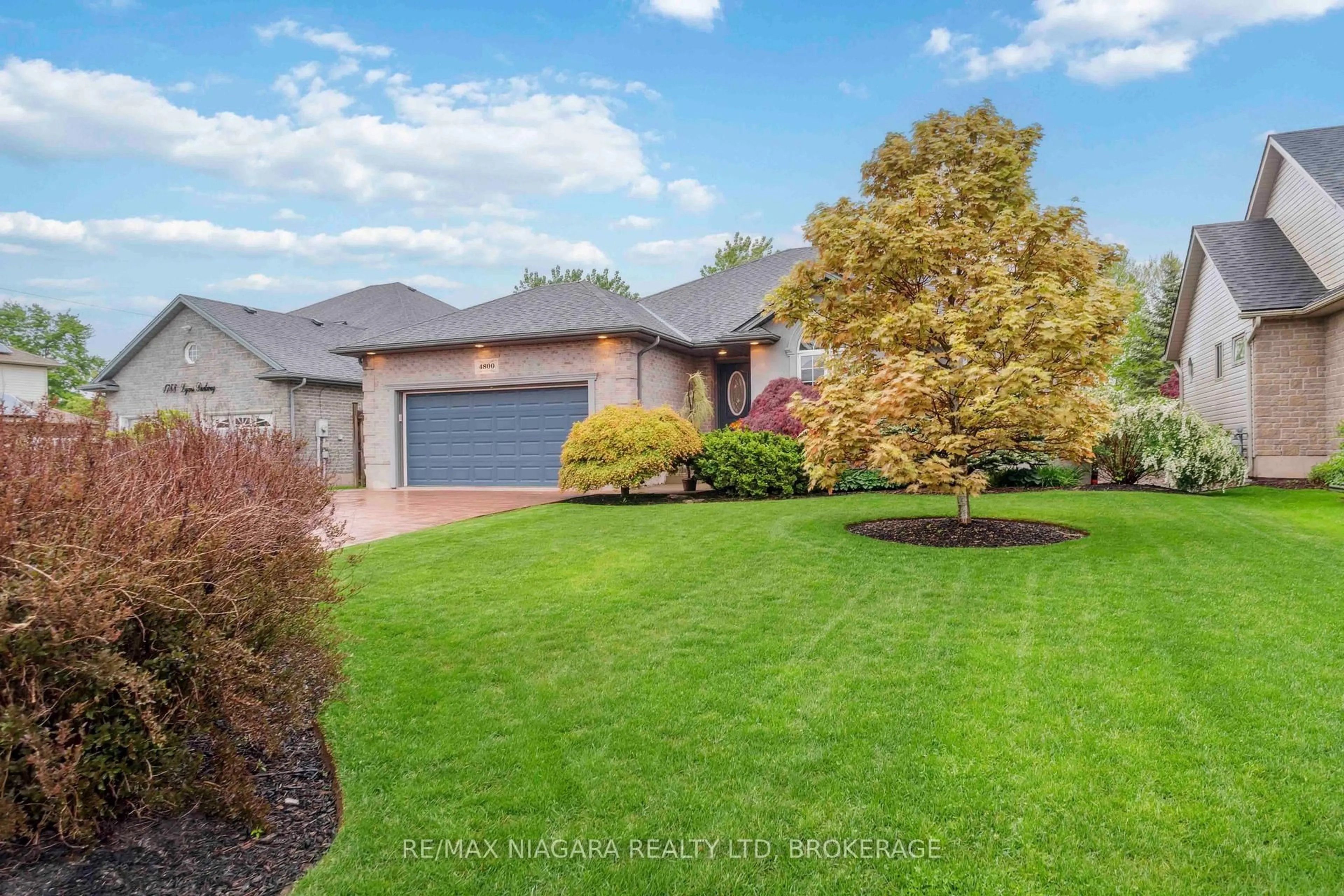 A pic from outside/outdoor area/front of a property/back of a property/a pic from drone, unknown for 4800 Lyon's Pkwy, Niagara Falls Ontario L2G 0A4