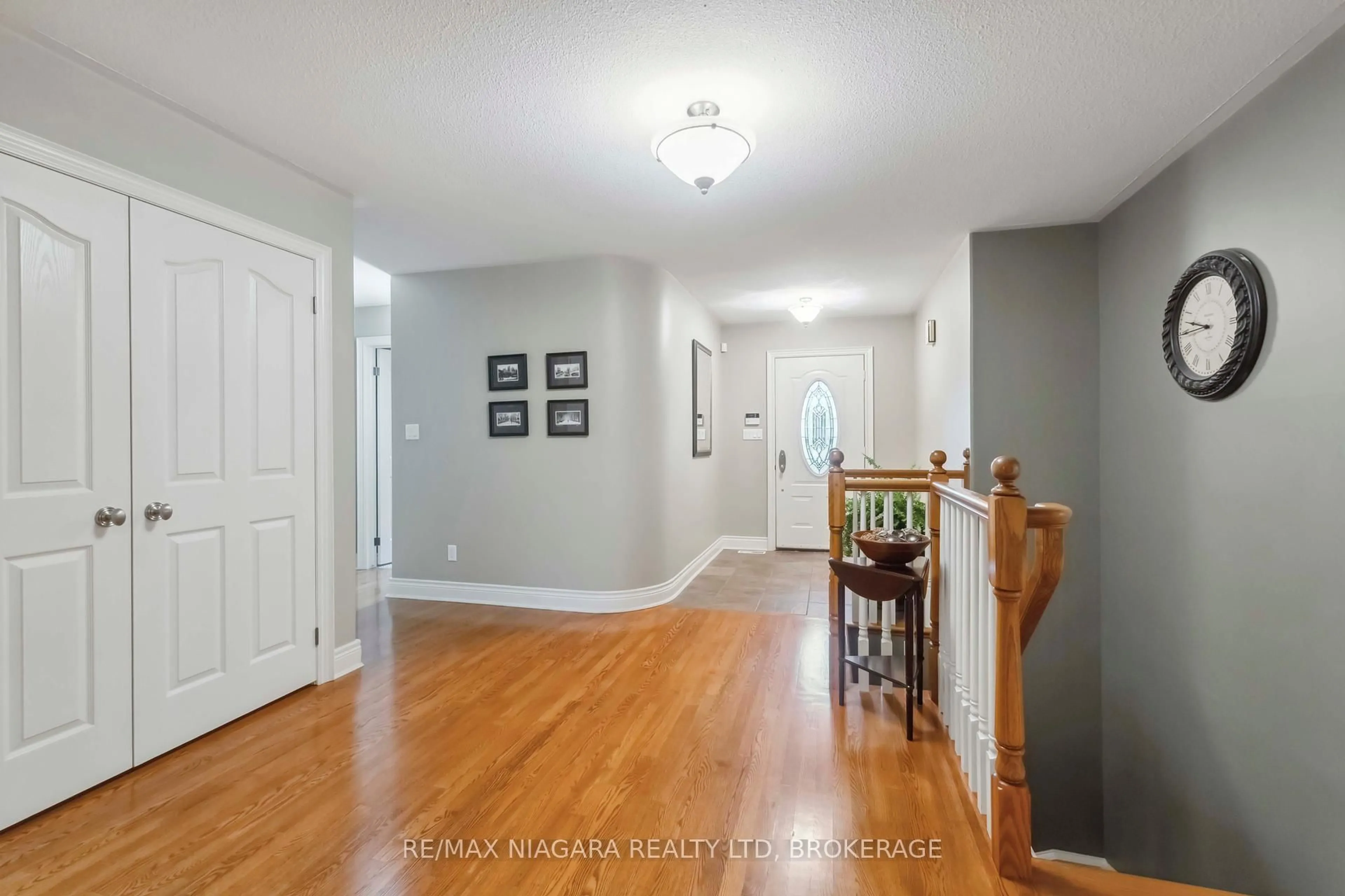 Indoor entryway for 4800 Lyon's Pkwy, Niagara Falls Ontario L2G 0A4