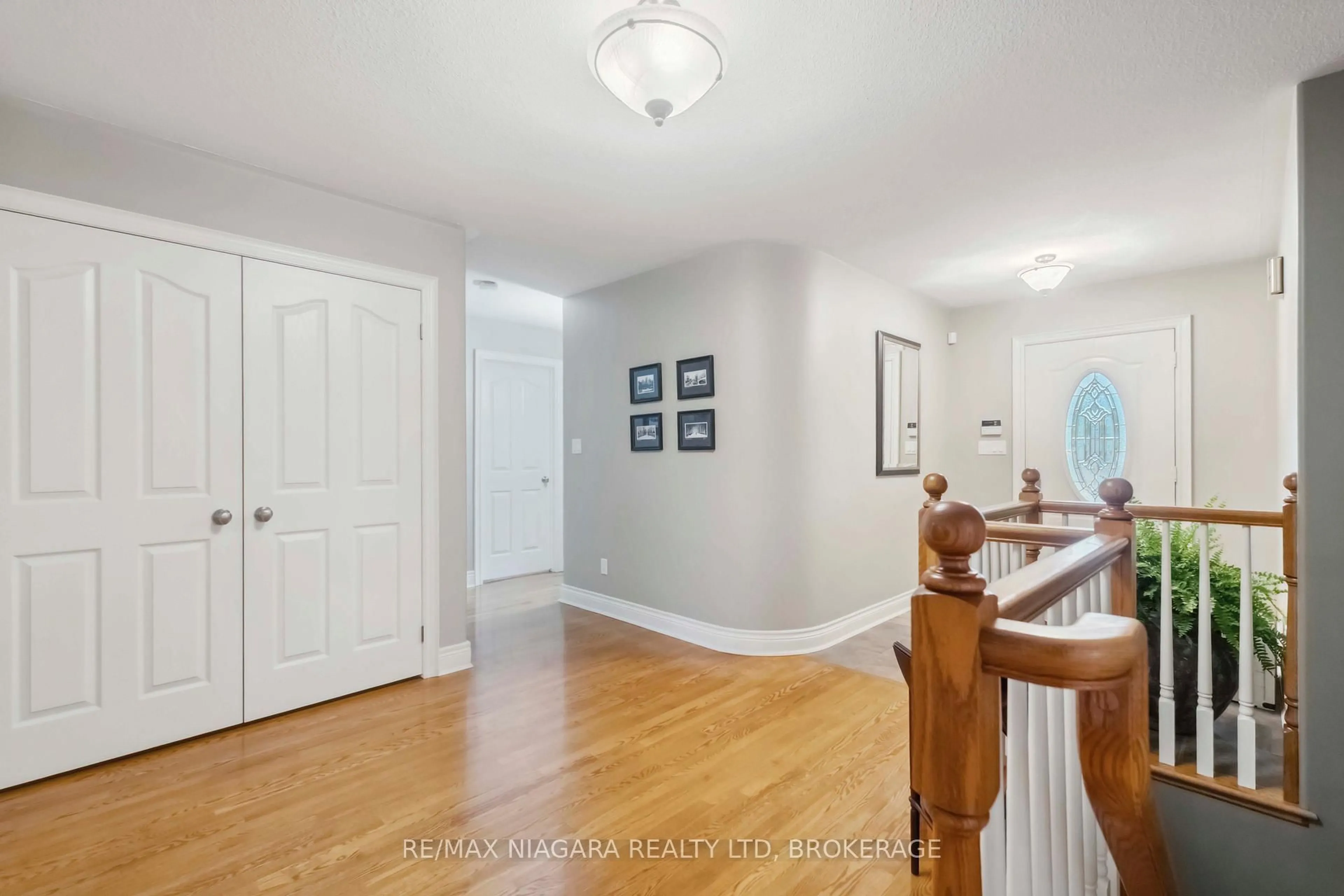 Indoor entryway for 4800 Lyon's Pkwy, Niagara Falls Ontario L2G 0A4