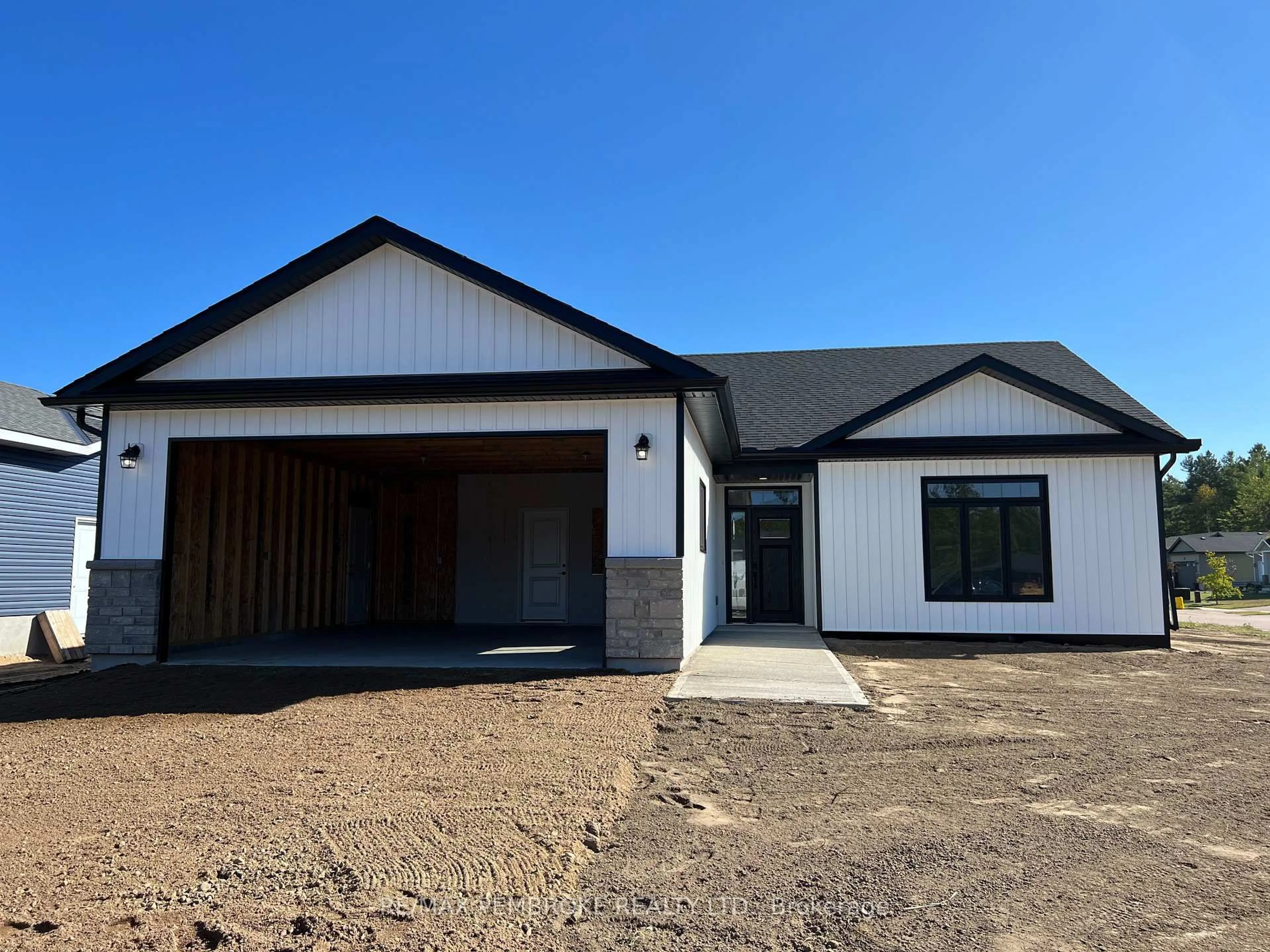 Home with vinyl exterior material, building for 4 Durant St, Petawawa Ontario K8H 0H3