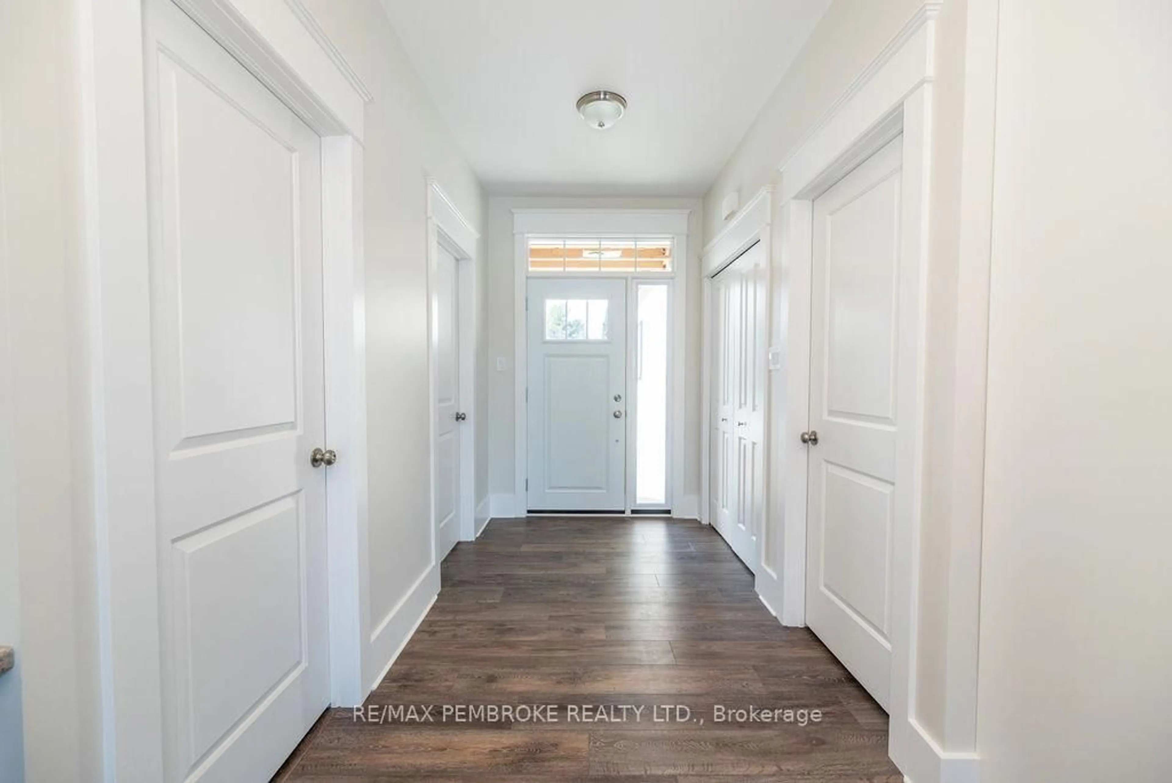 Indoor entryway for 4 Durant St, Petawawa Ontario K8H 0H3