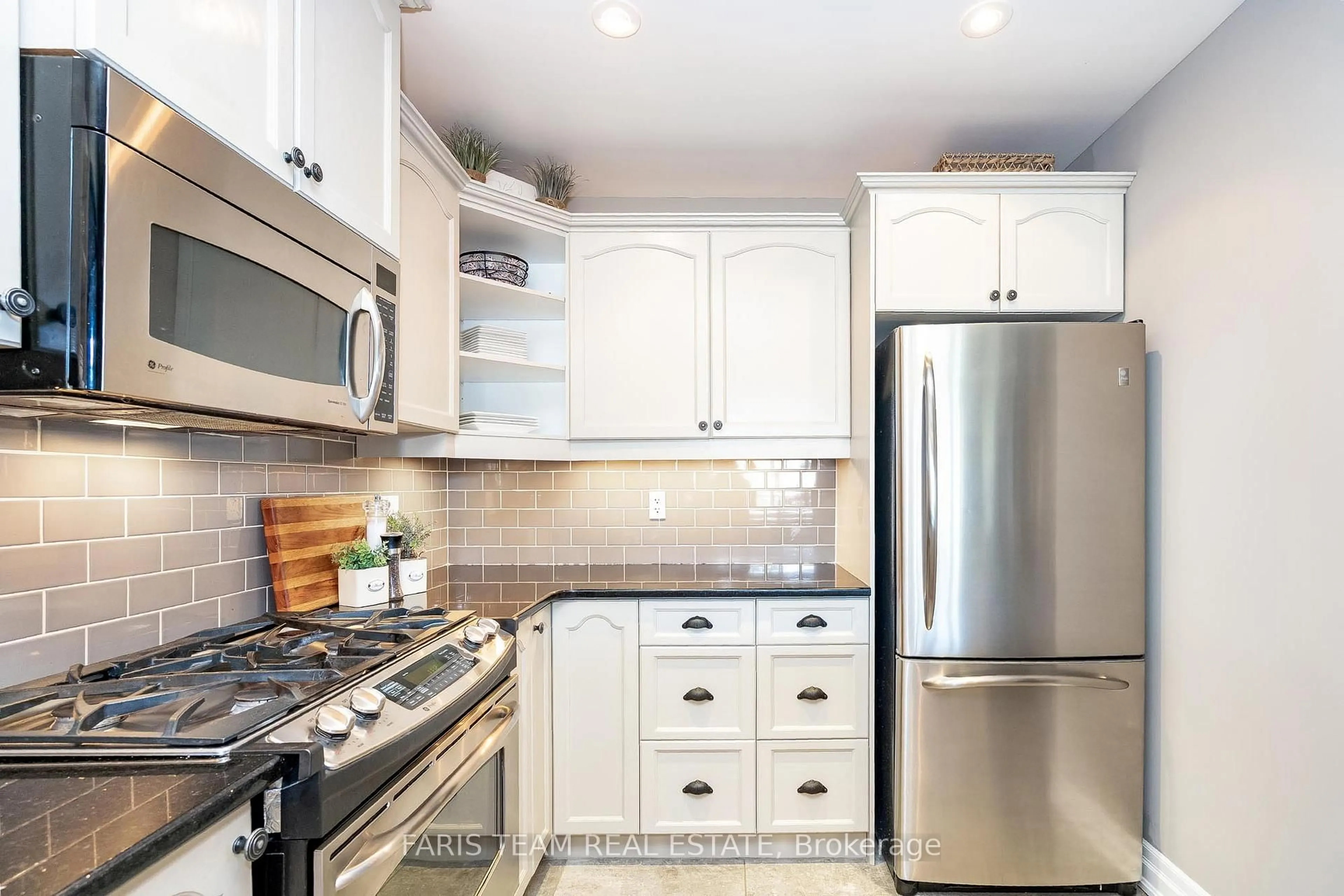 Contemporary kitchen, ceramic/tile floor for 130 Steamship Bay Rd #204, Gravenhurst Ontario P1P 1Z9