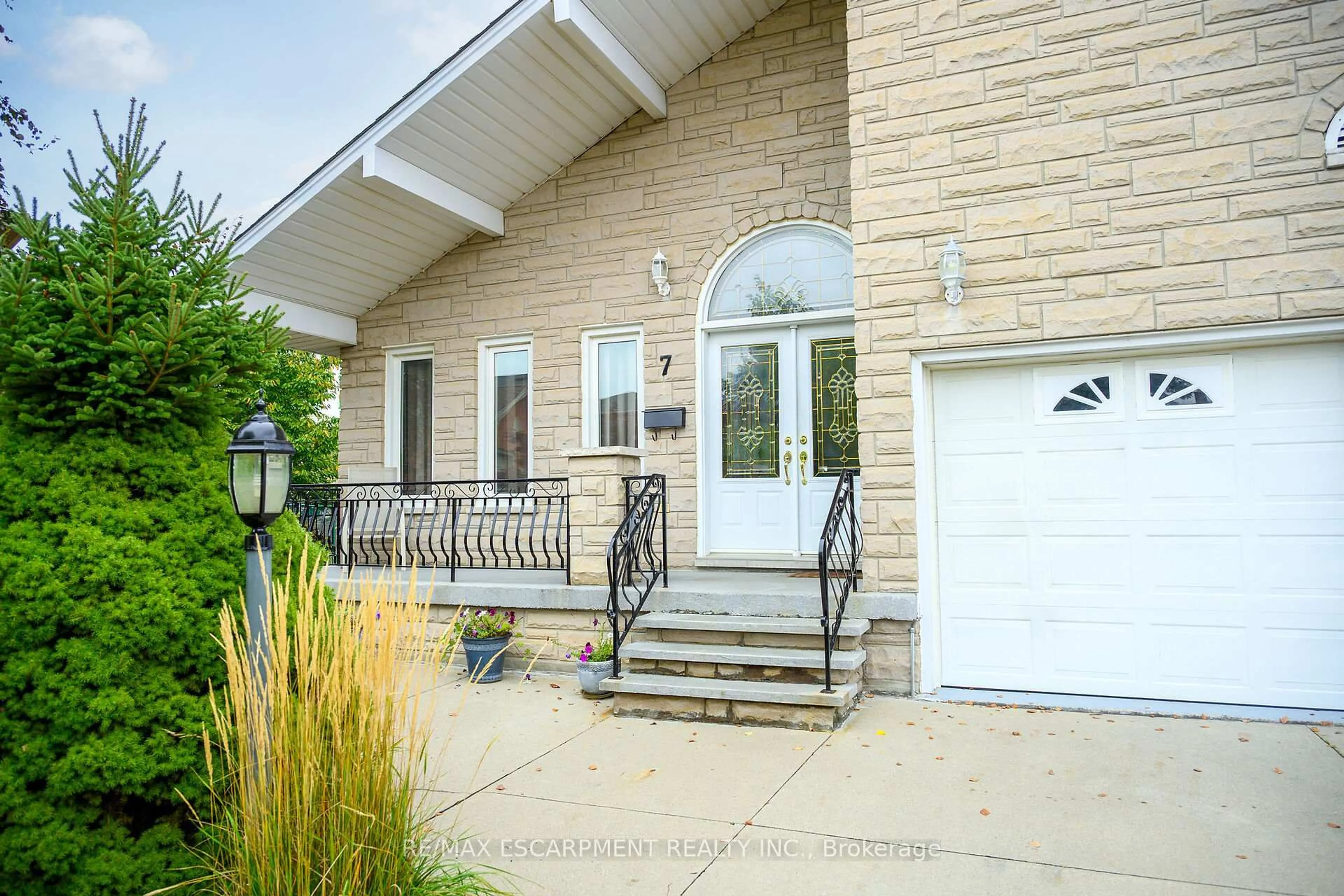 Unknown for 7 Osgoode Crt, Hamilton Ontario L8W 3C5