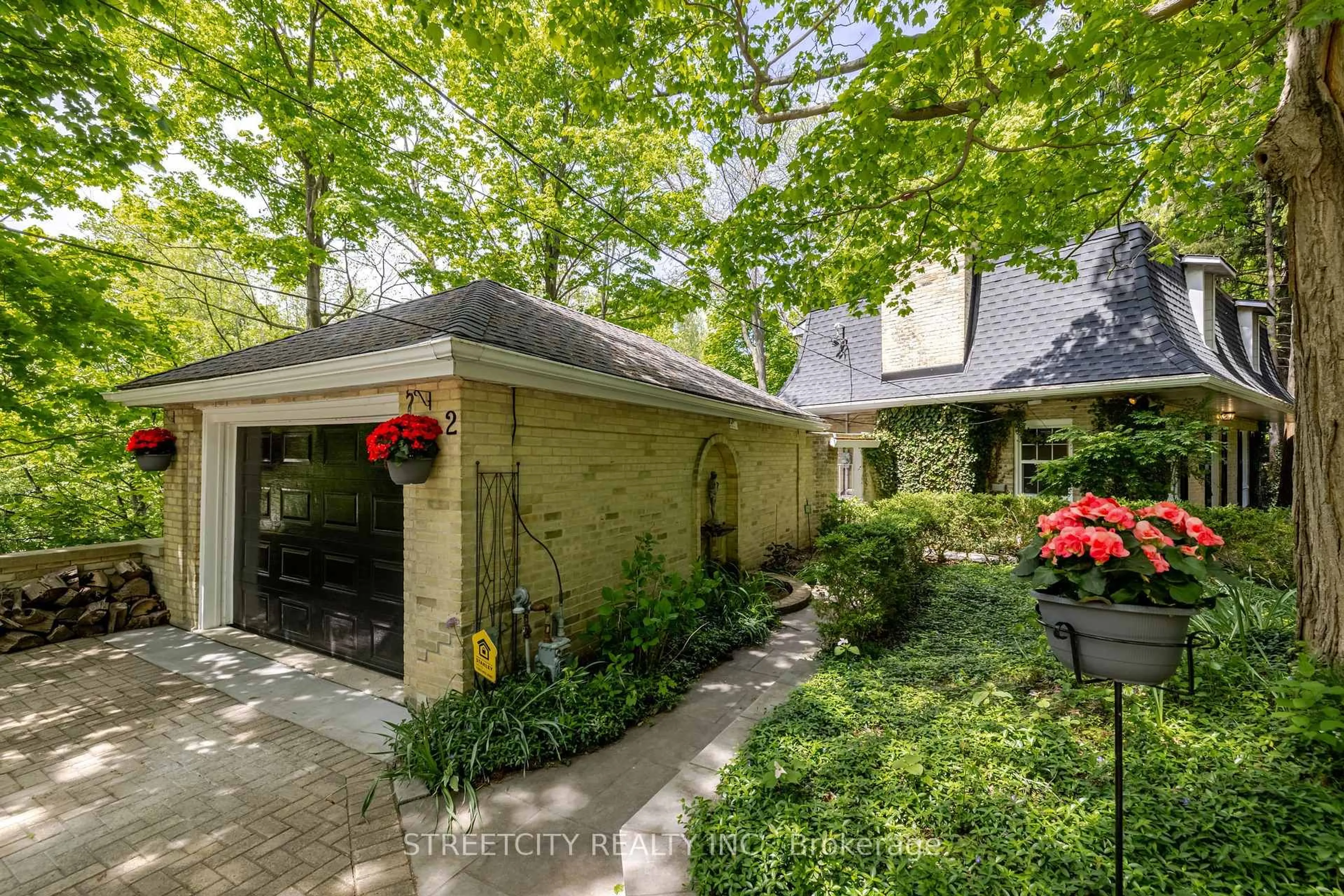Unknown for 2 Grosvenor St, London East Ontario N6A 1Y4